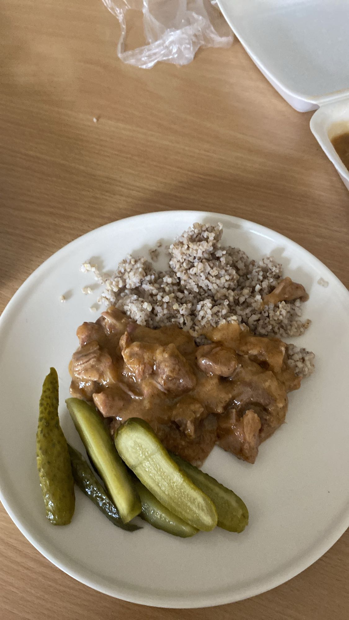 Gulasz z kaszą i ogórkiem