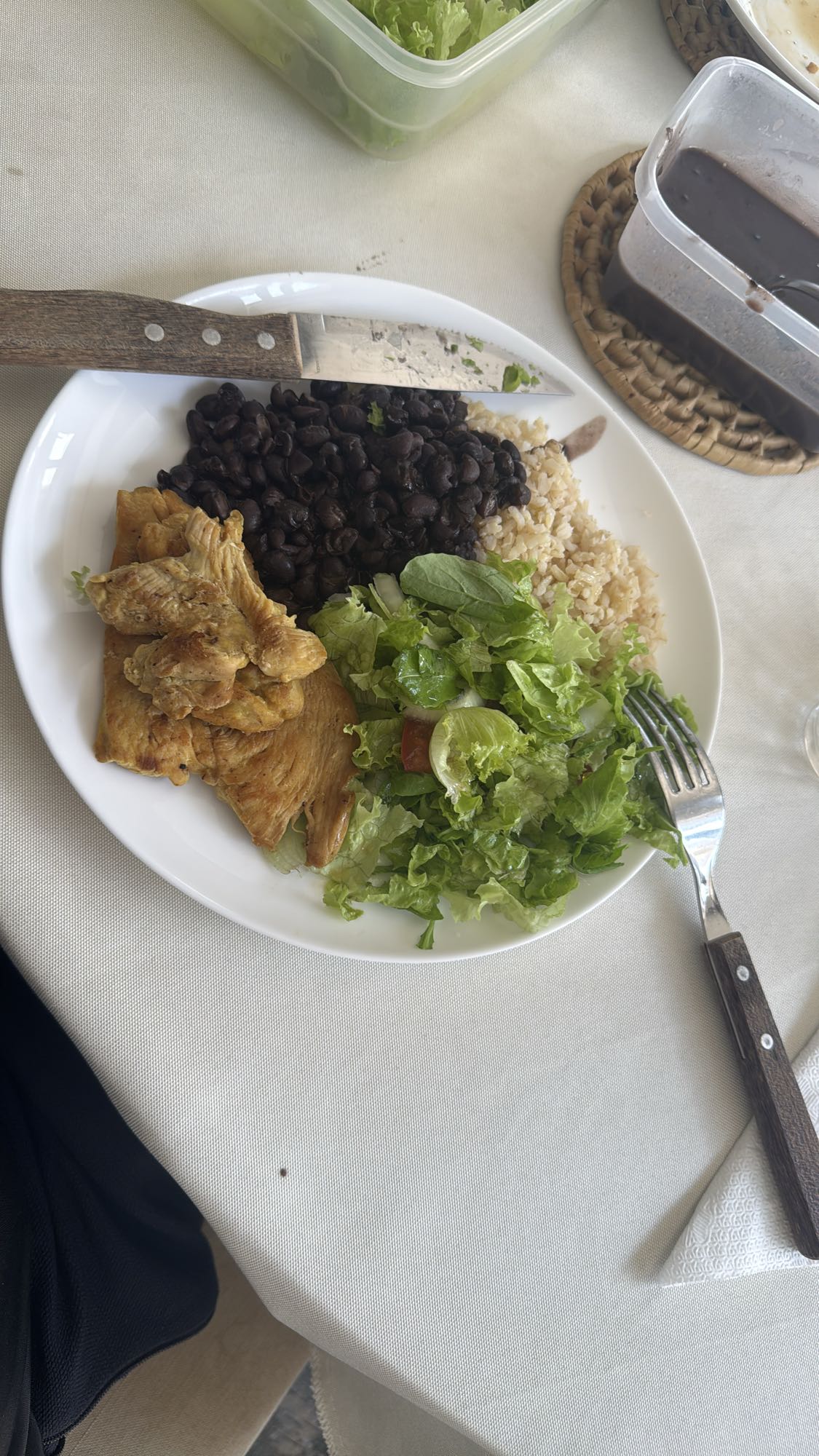 Frango, arroz, feijão e salada