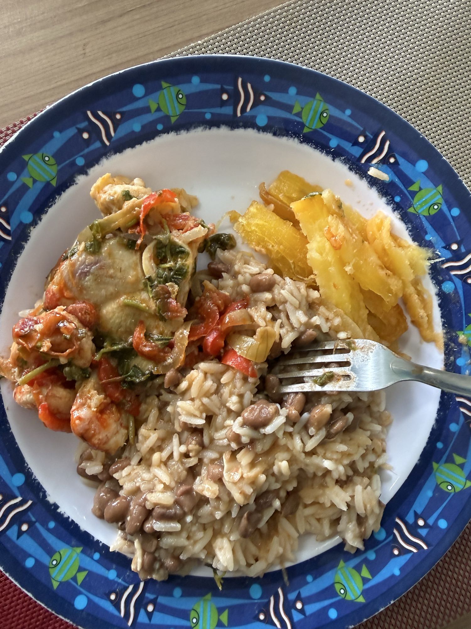 Arroz, feijão, frango e mandioca