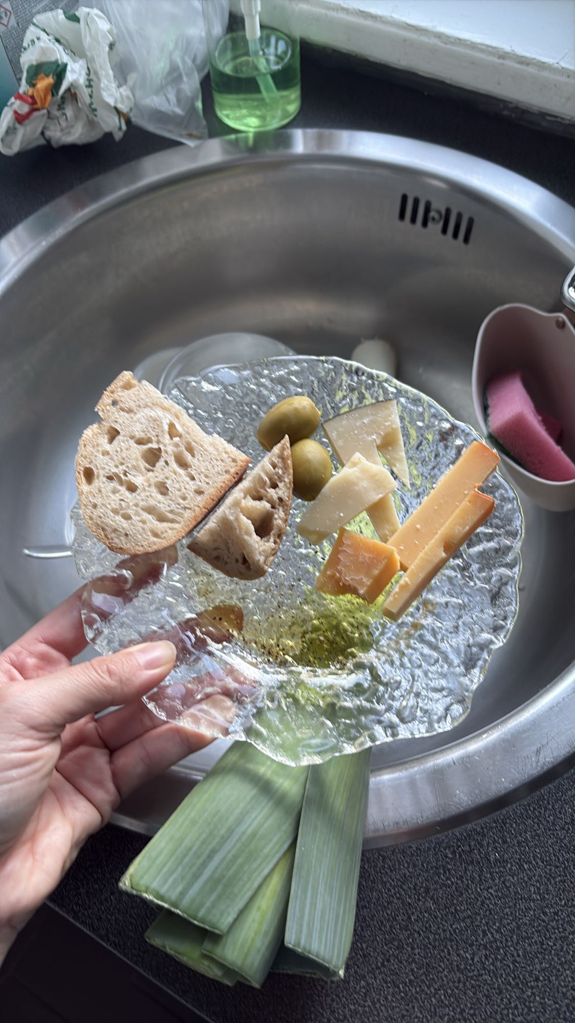 Ostbricka med bröd och oliver