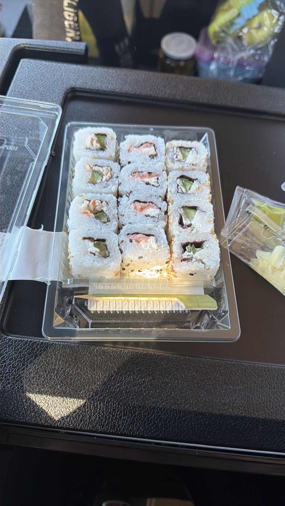 Sushi rulouri cu somon