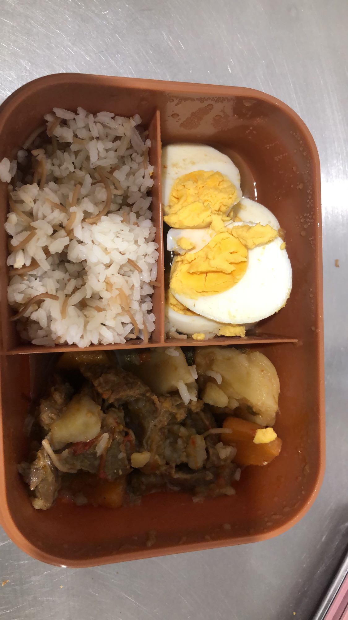 arroz, huevo y guiso de carne