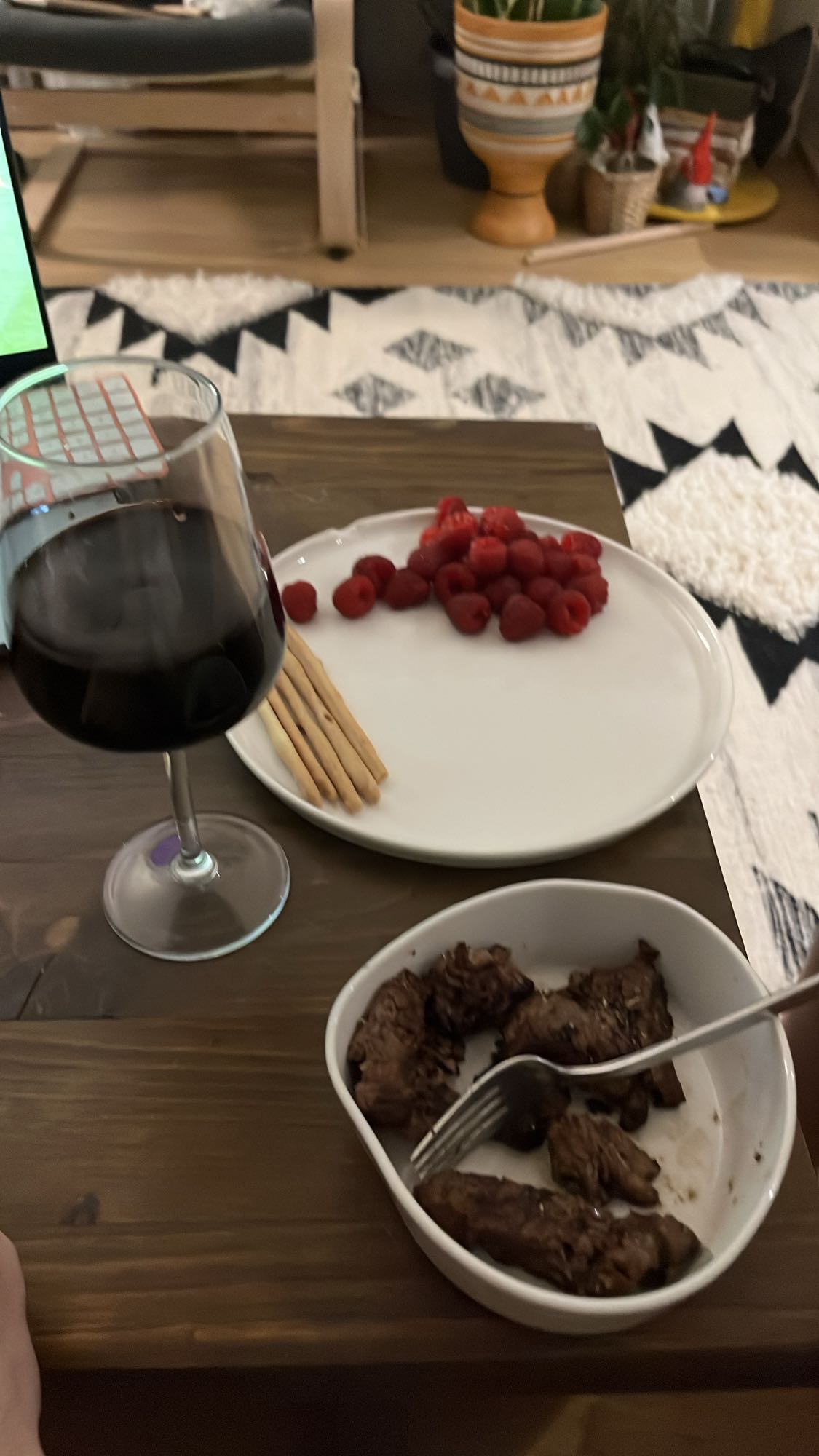 Et, çubuk kraker, ahududu, şarap