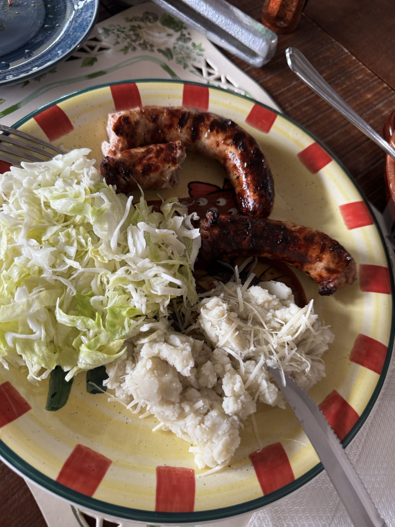 Salchicha con ensalada y puré