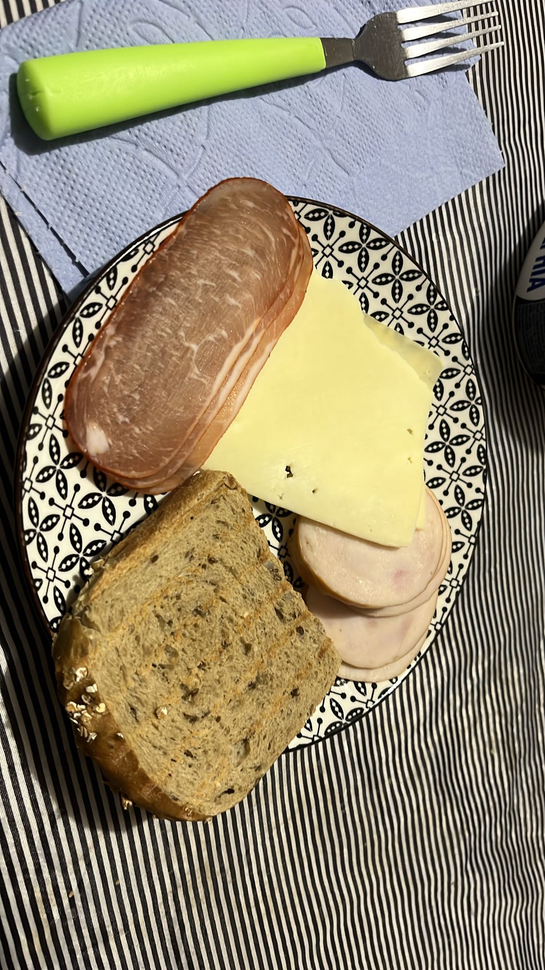 Сандвич с шунка и сирене