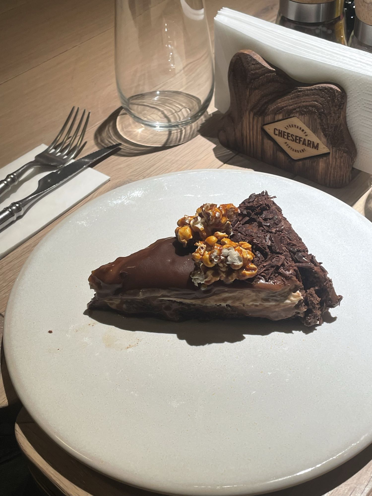 Czekoladowe ciasto z karmelem