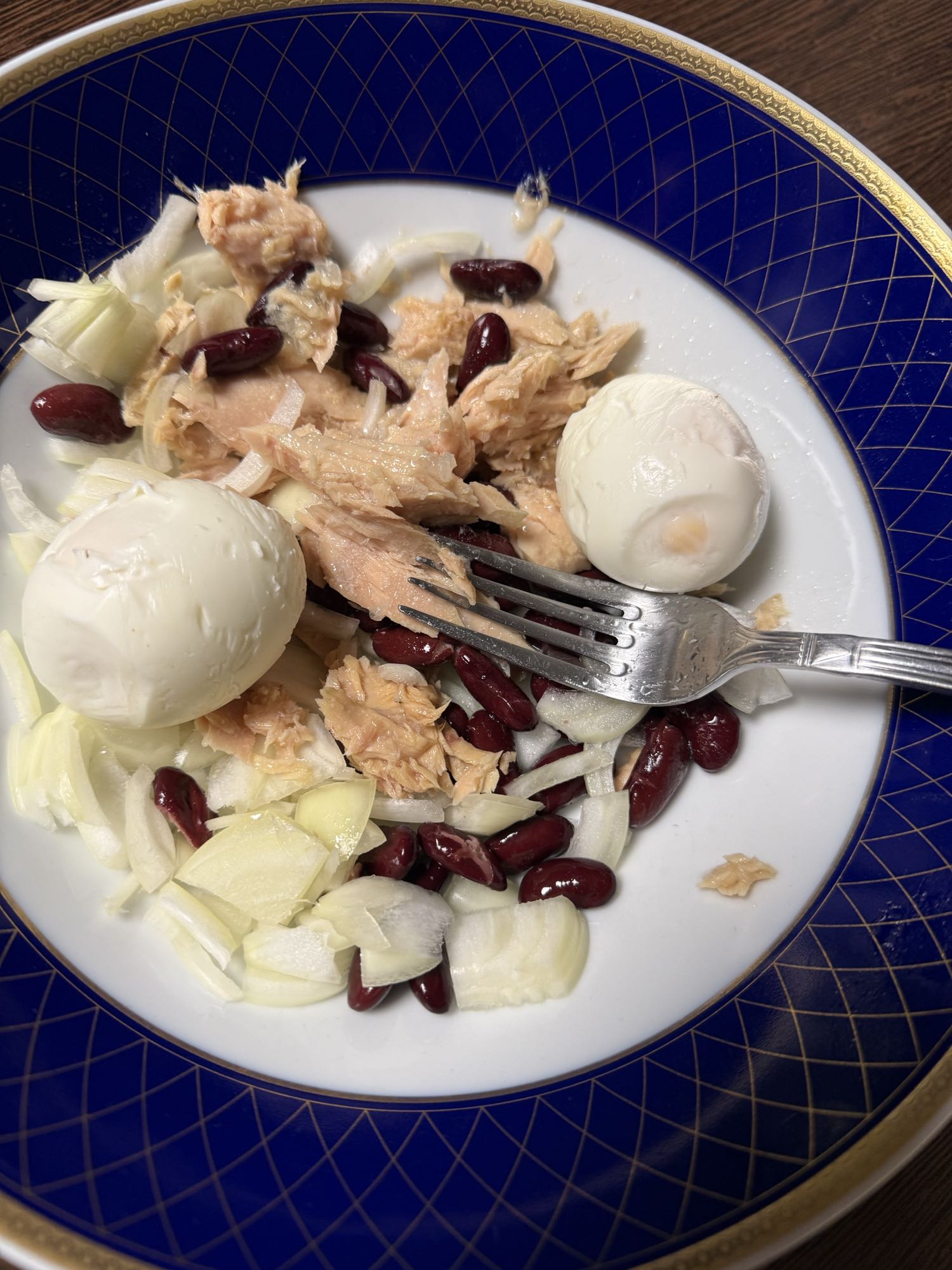 Salată cu ou, ton și fasole