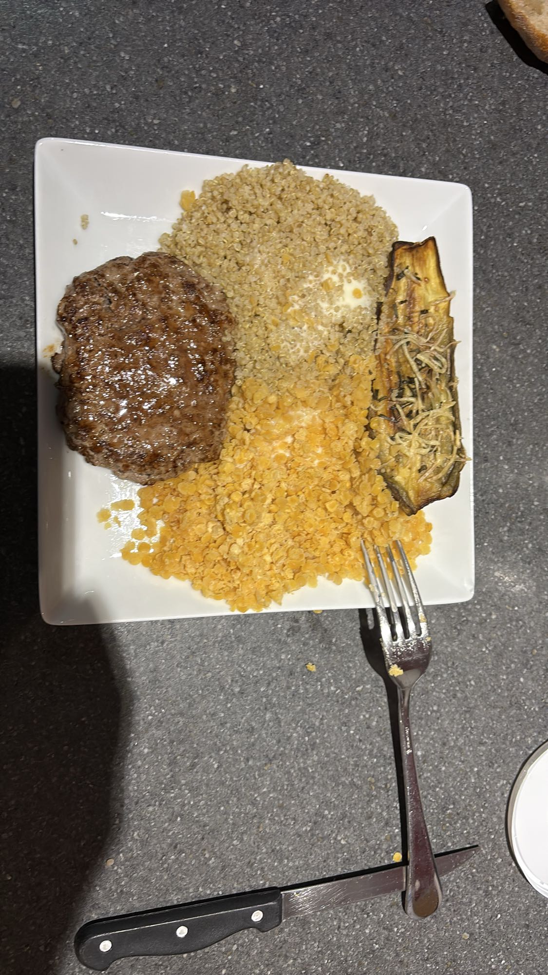Steak, quinoa, lentilles, aubergine
