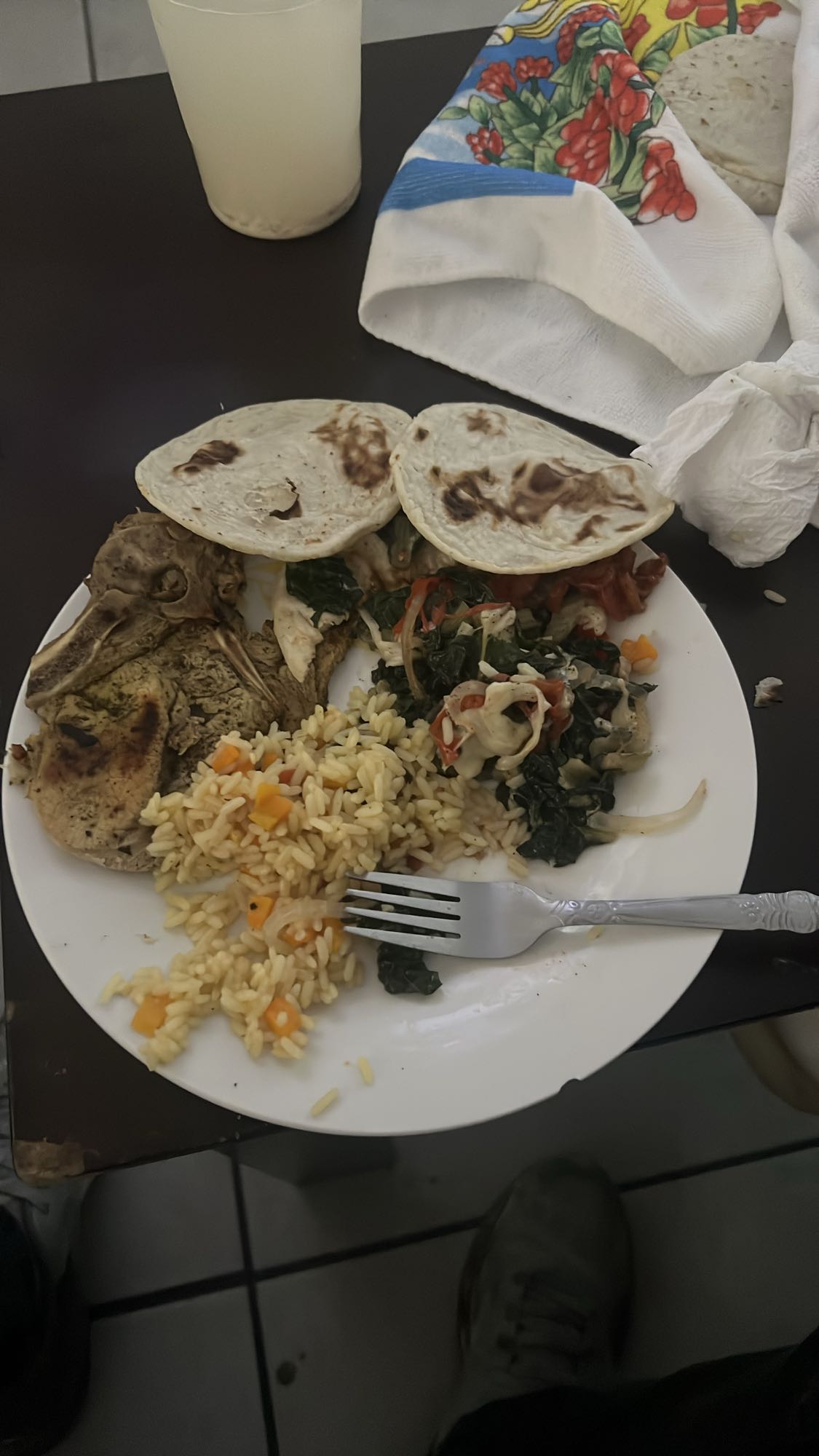 Pollo con arroz y tortillas