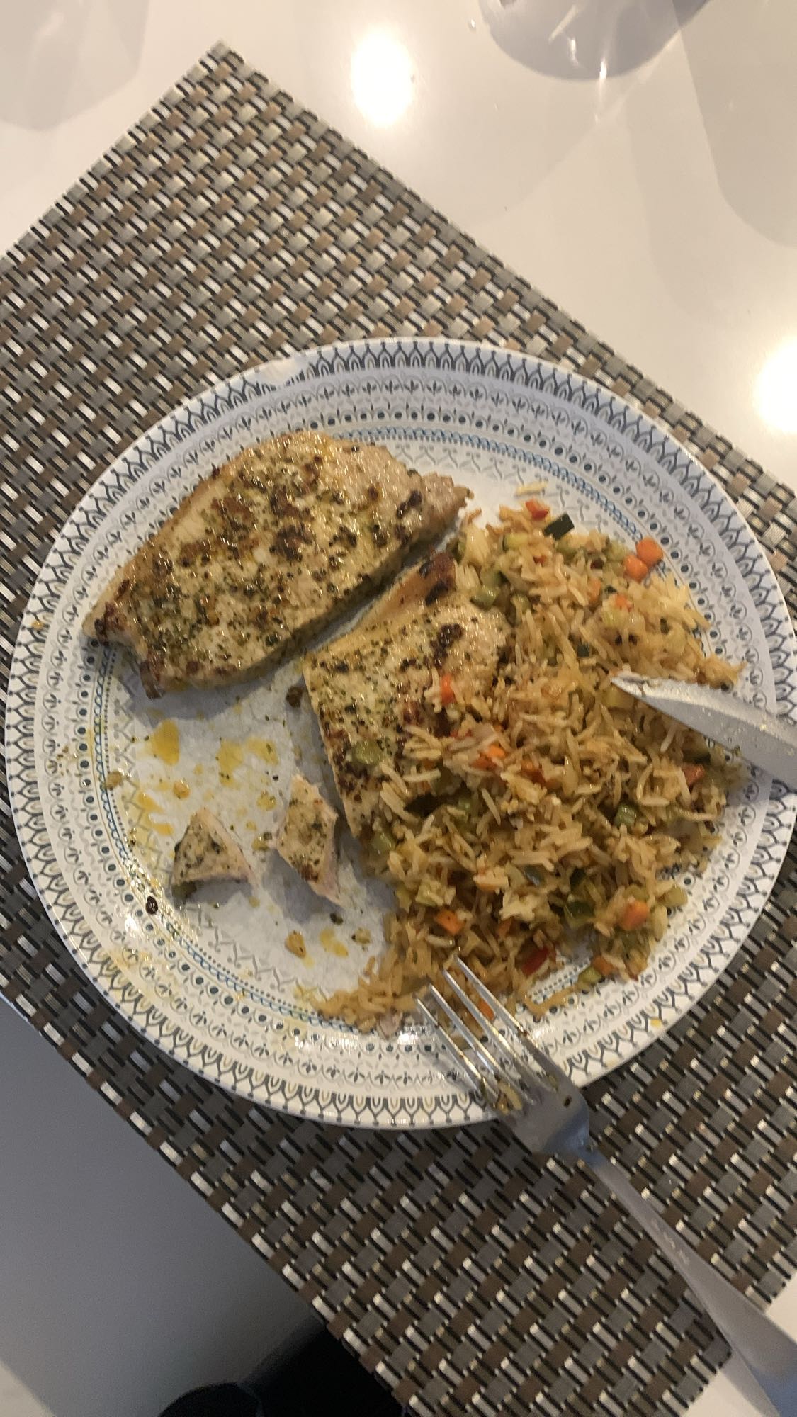 Poulet grillé et riz aux légumes