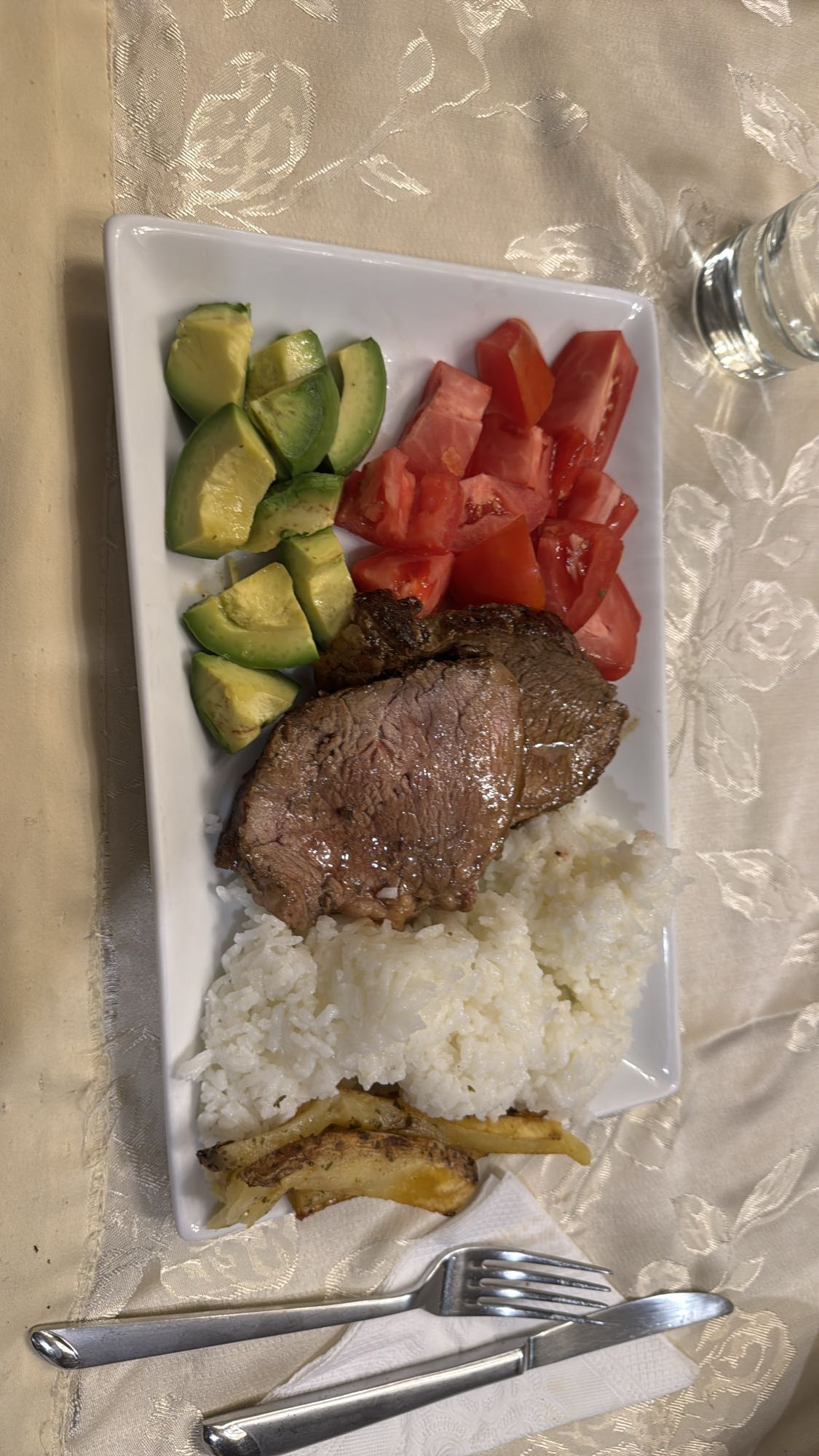 Carne con arroz y verduras