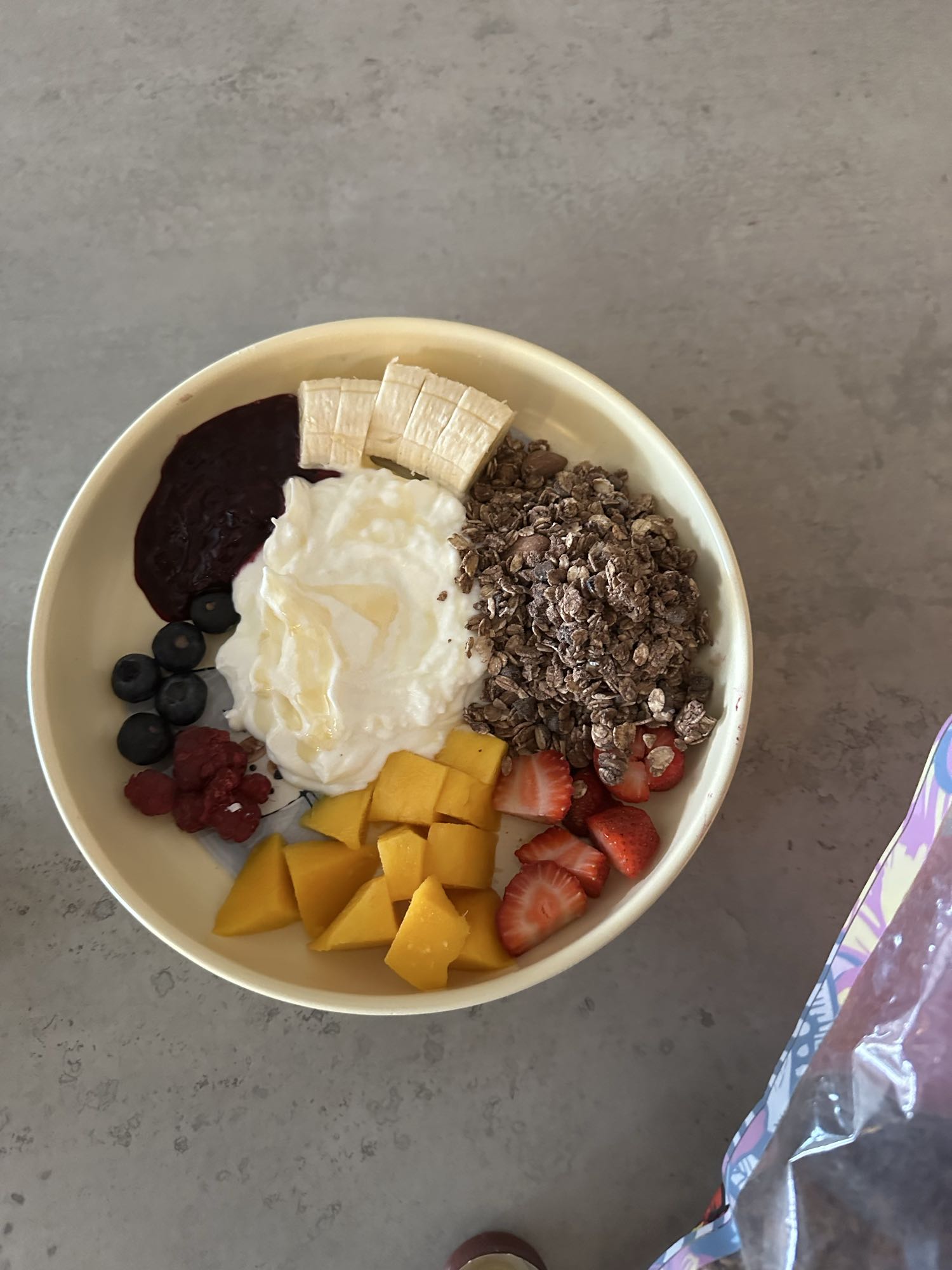 Tazón de yogur y frutas