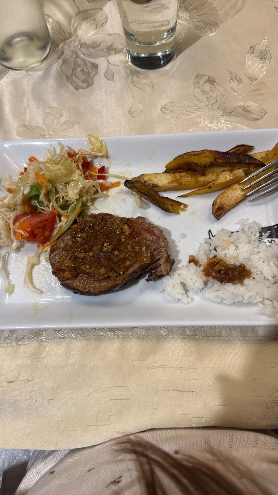 Carne con ensalada y papas