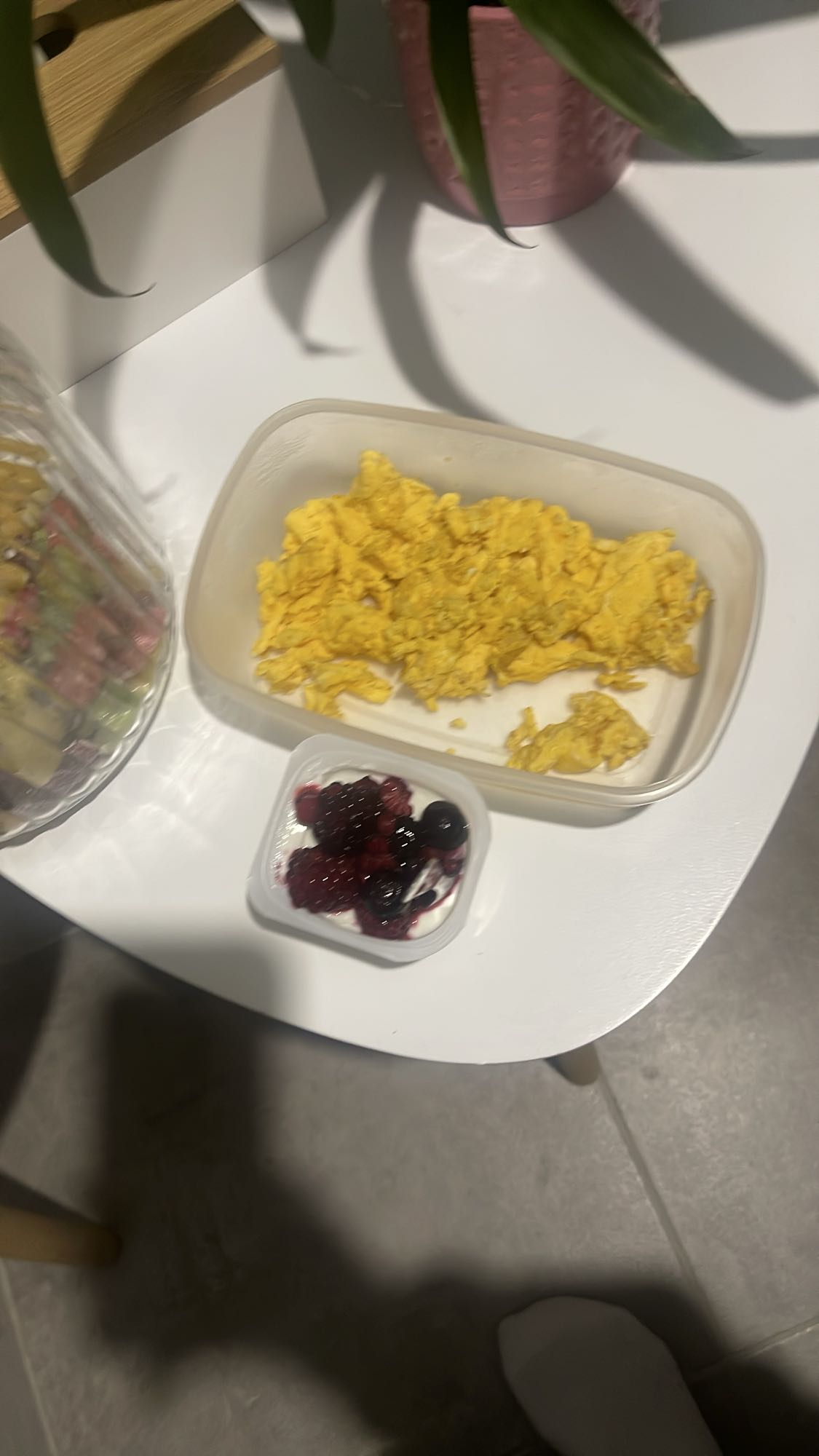 Oeufs brouillés et yaourt fruits