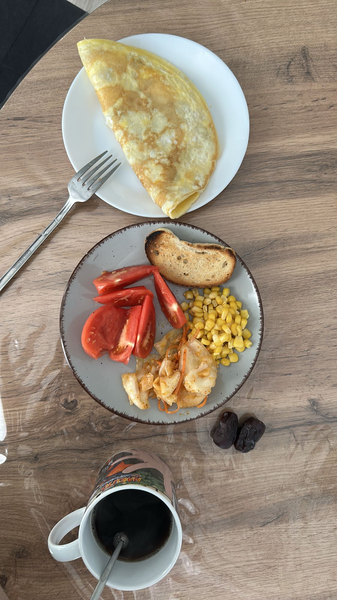 Омлет с овощами и кофе