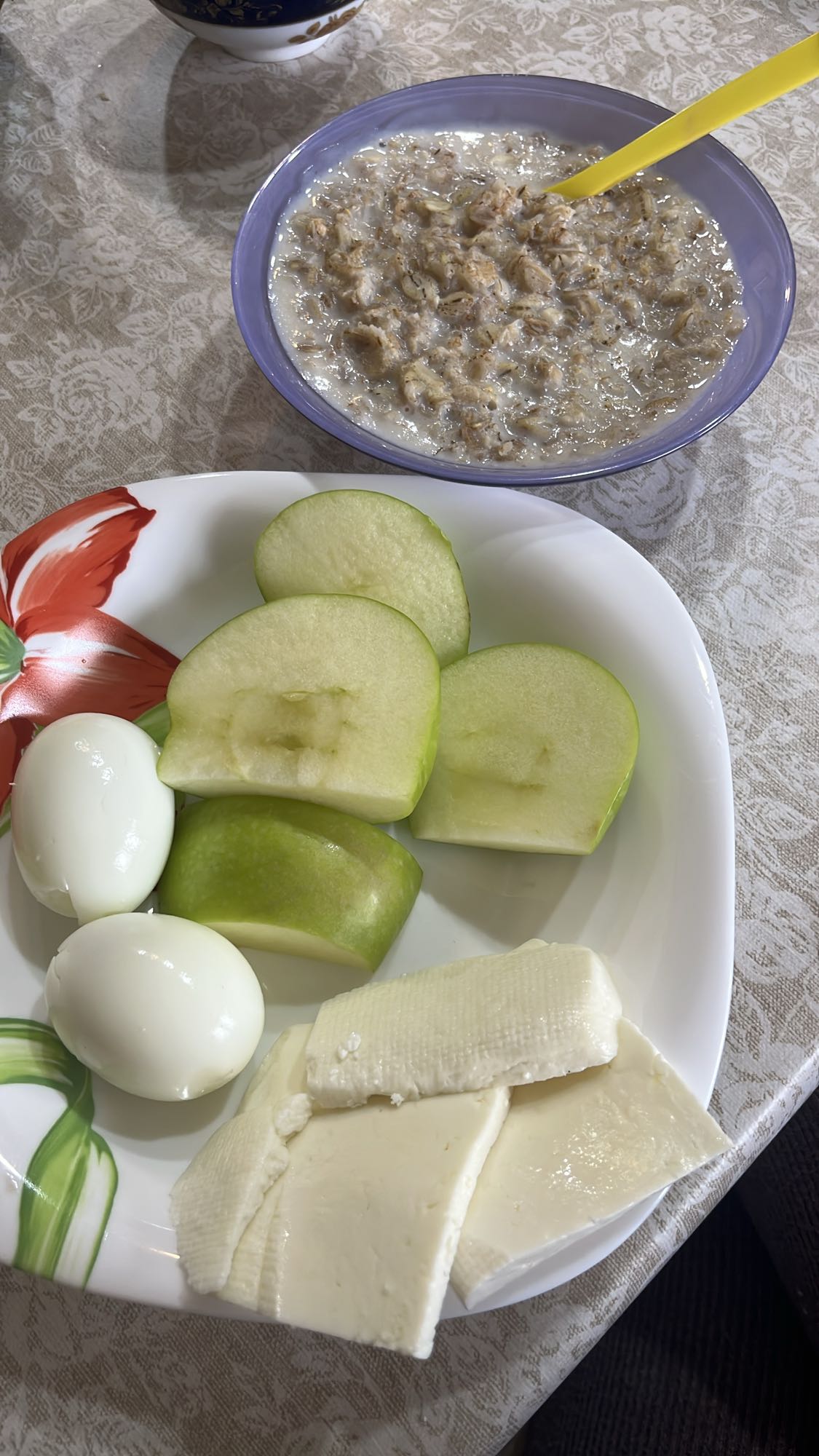 Завтрак с овсянкой и яйцами
