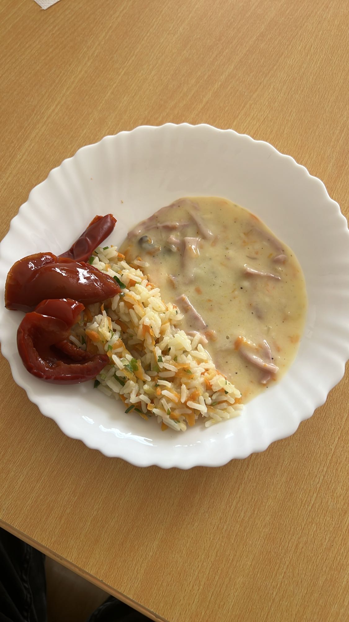 Orez cu legume și sos alb