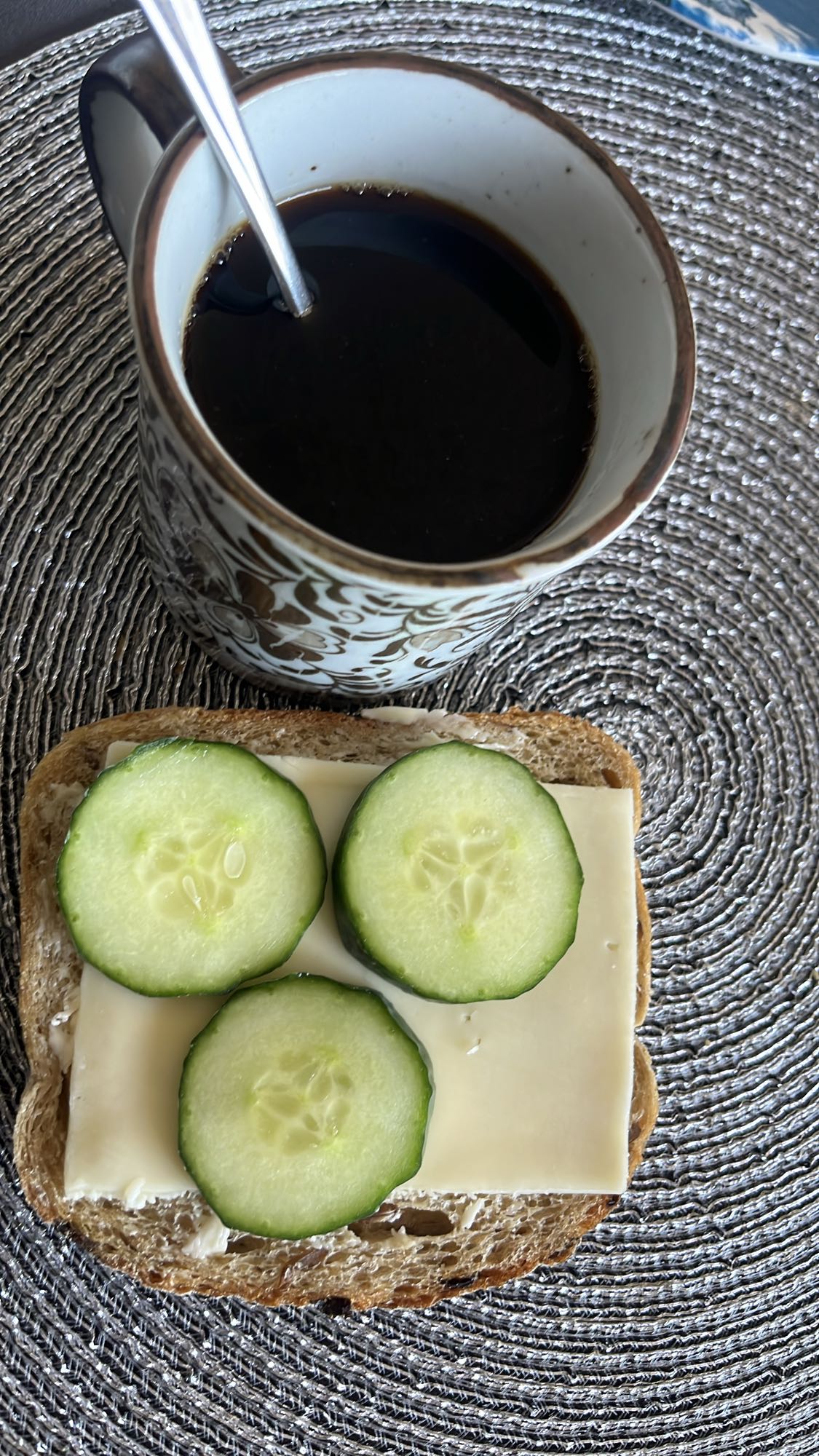 Ostsmörgås med gurka & kaffe