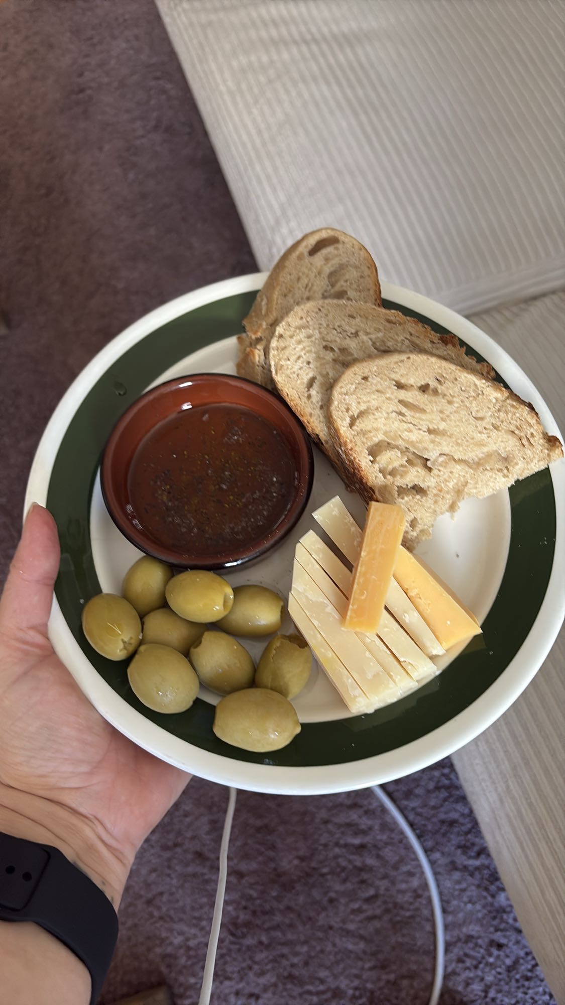 Ost, bröd och oliver tallrik