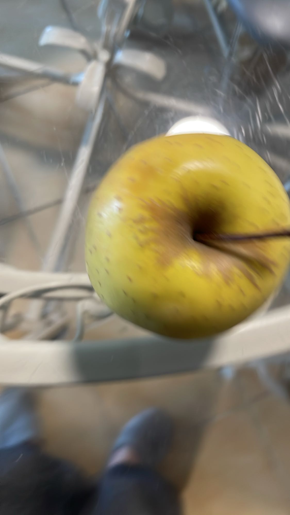 Pomme jaune entière