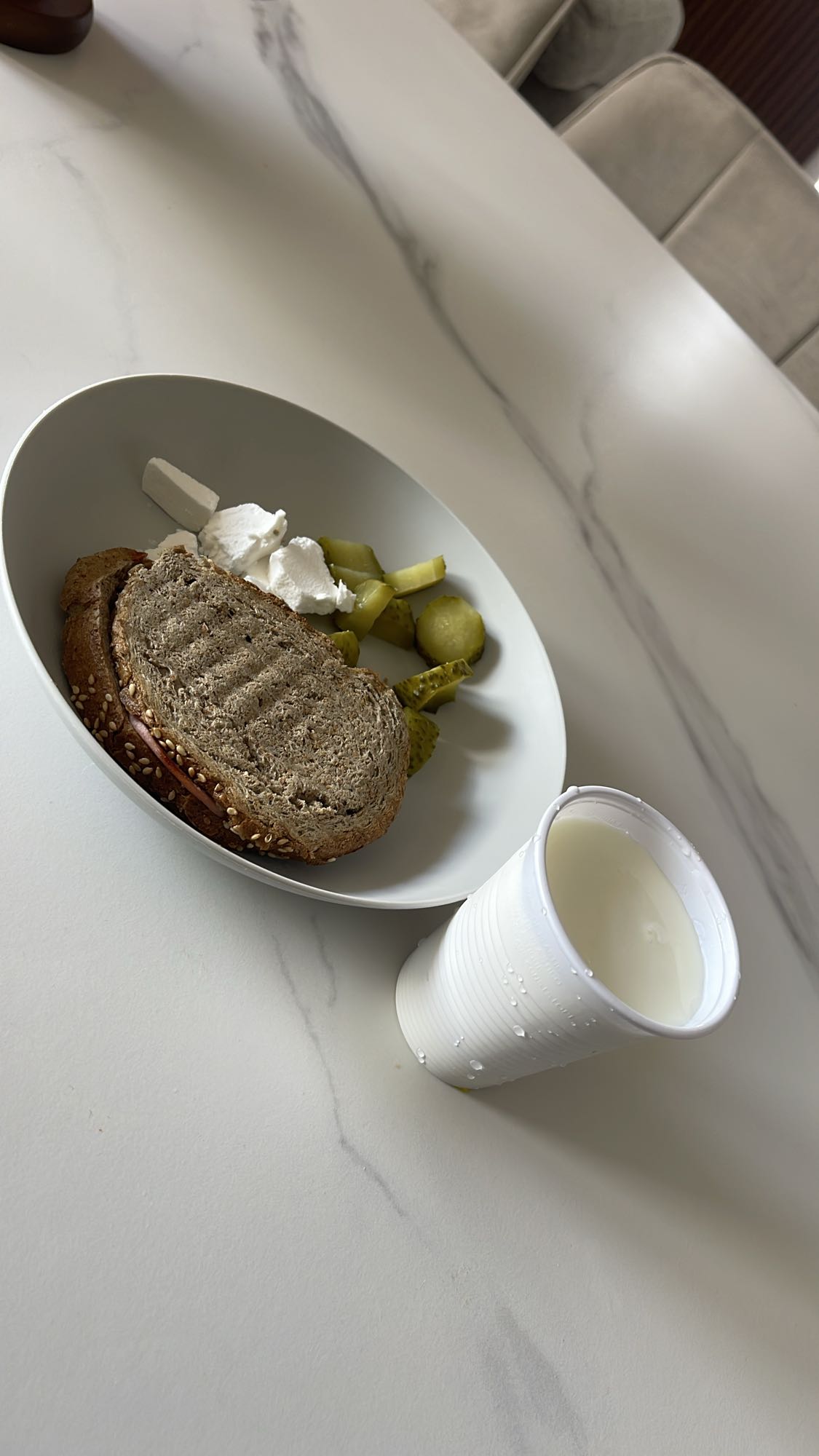 Mëngjes me bukë dhe kos