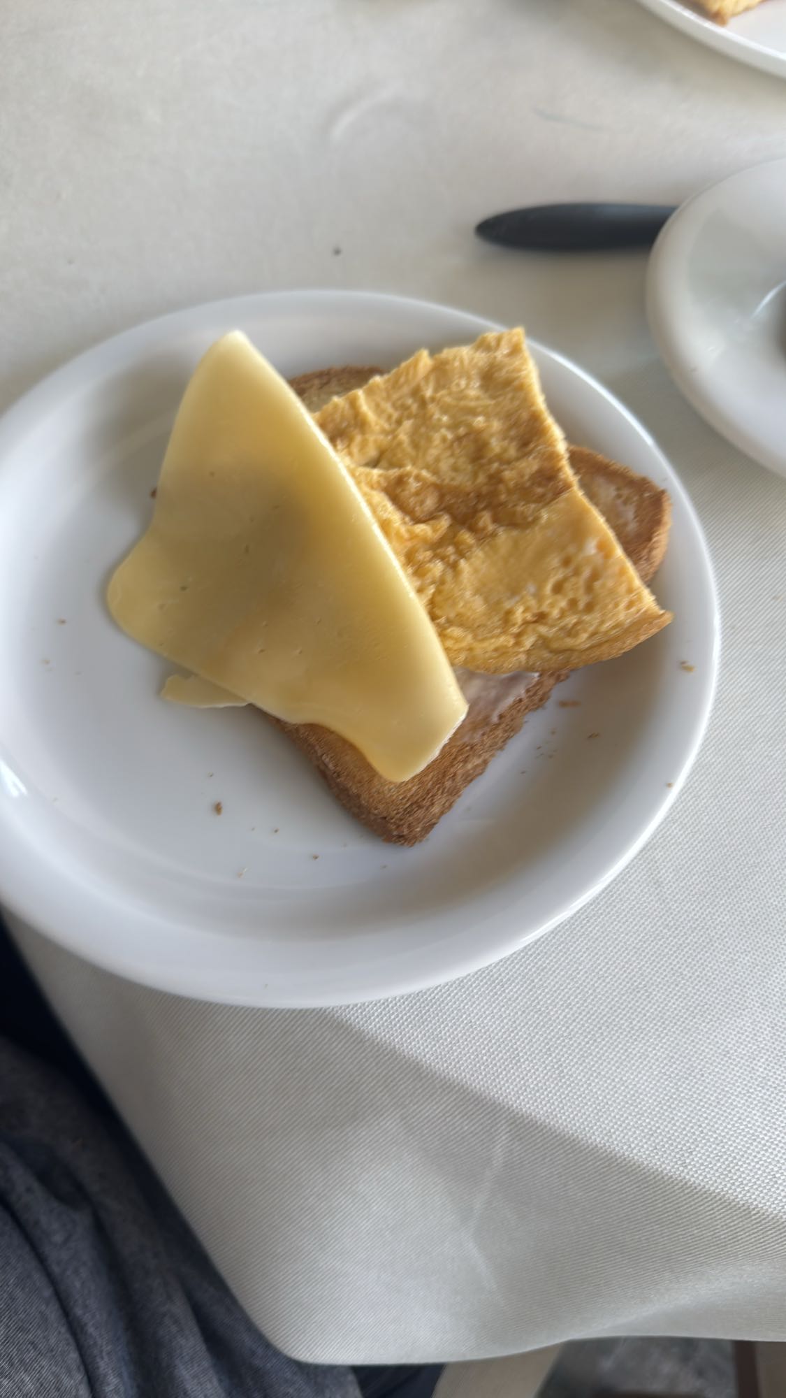 Torrada com ovo e queijo