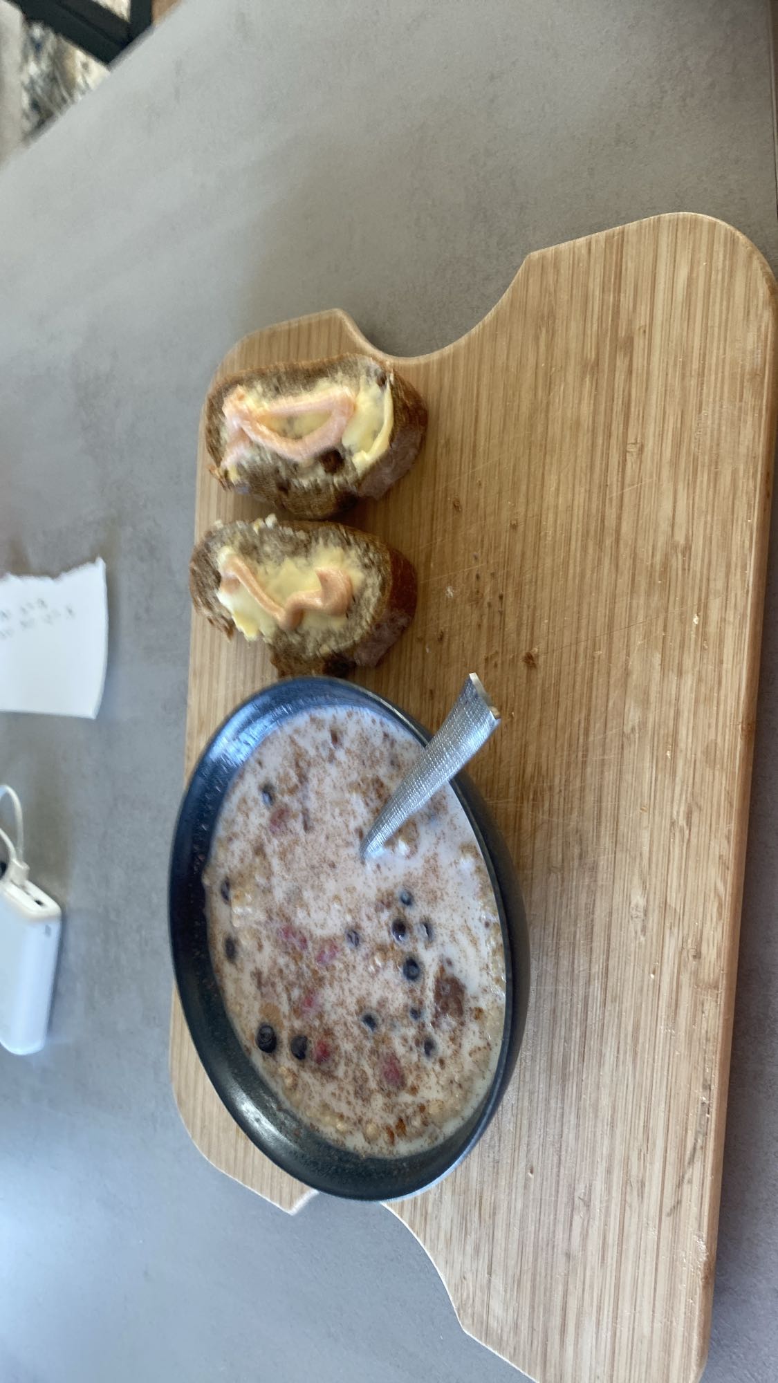 Havregrynsgröt och smörgås