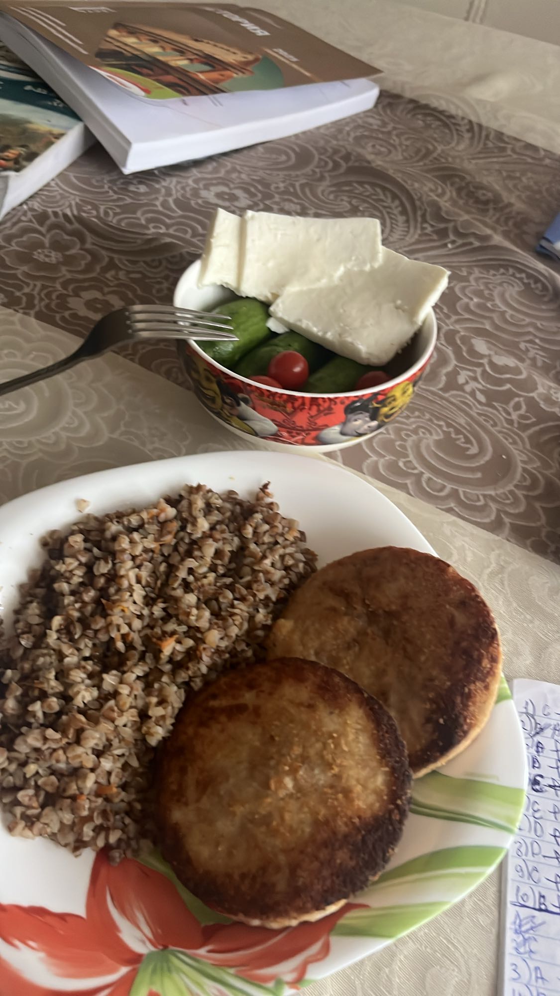гречка с котлетами и салатом