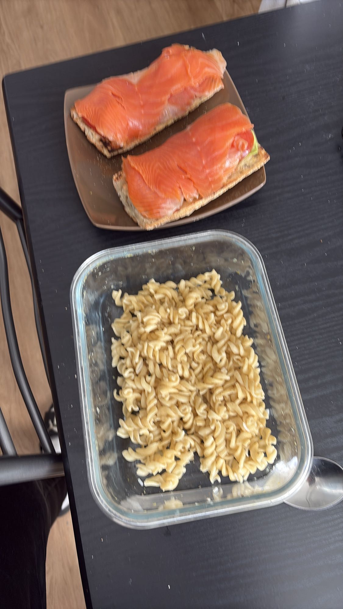 Pâtes et tartines saumon