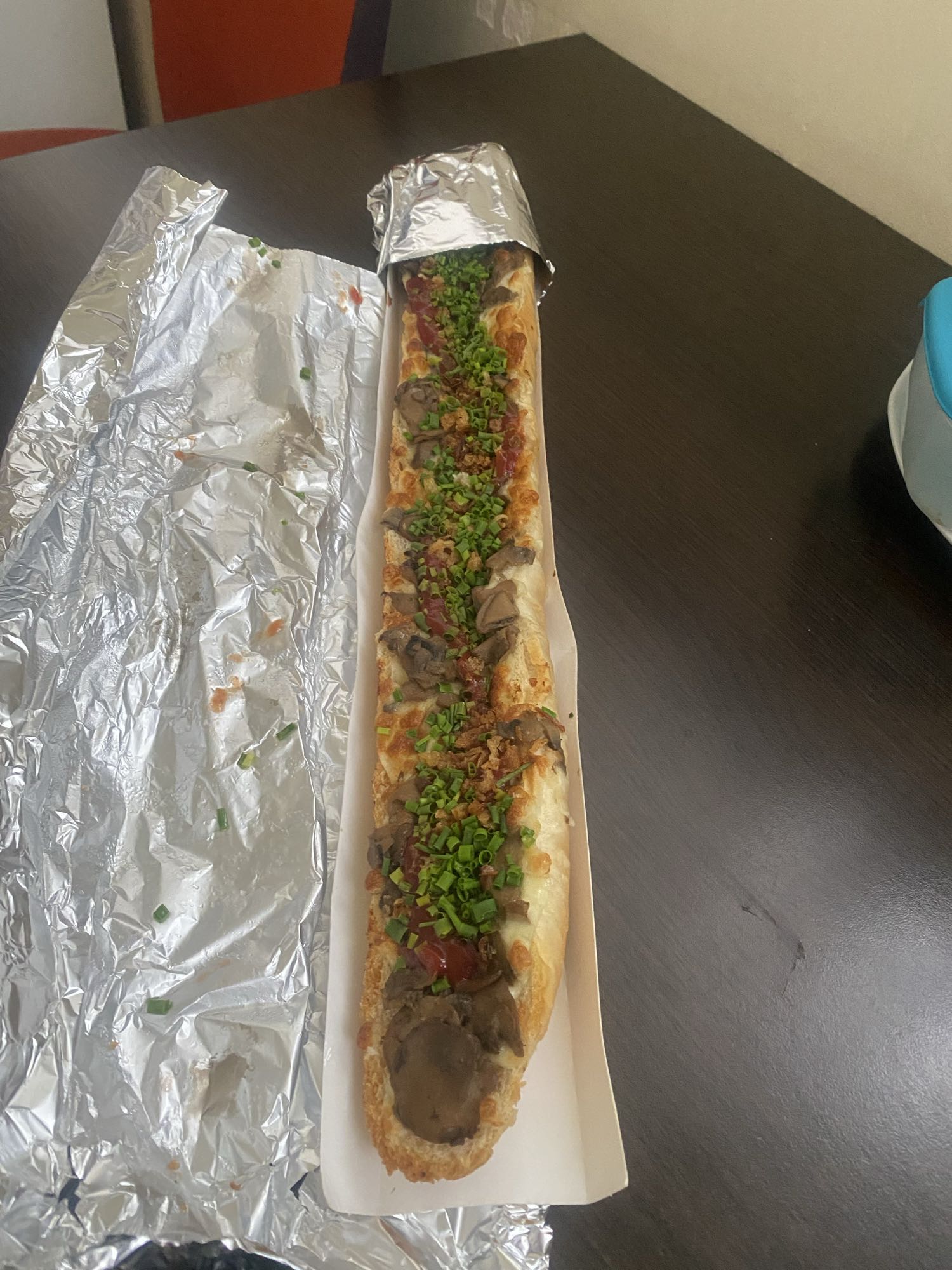 bagietka z pieczarkami i szczypiorkiem