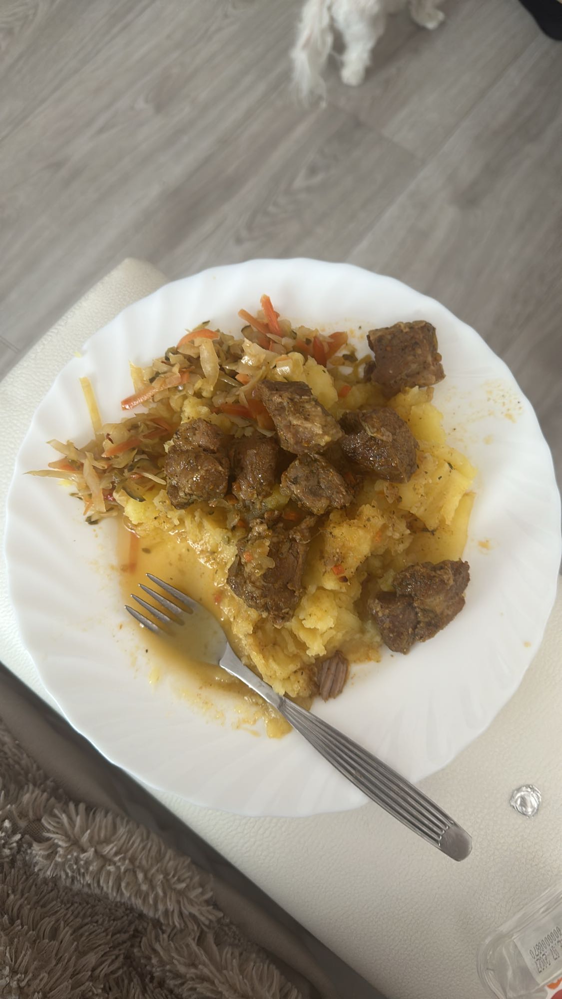 Gulasz z ziemniakami i surówką