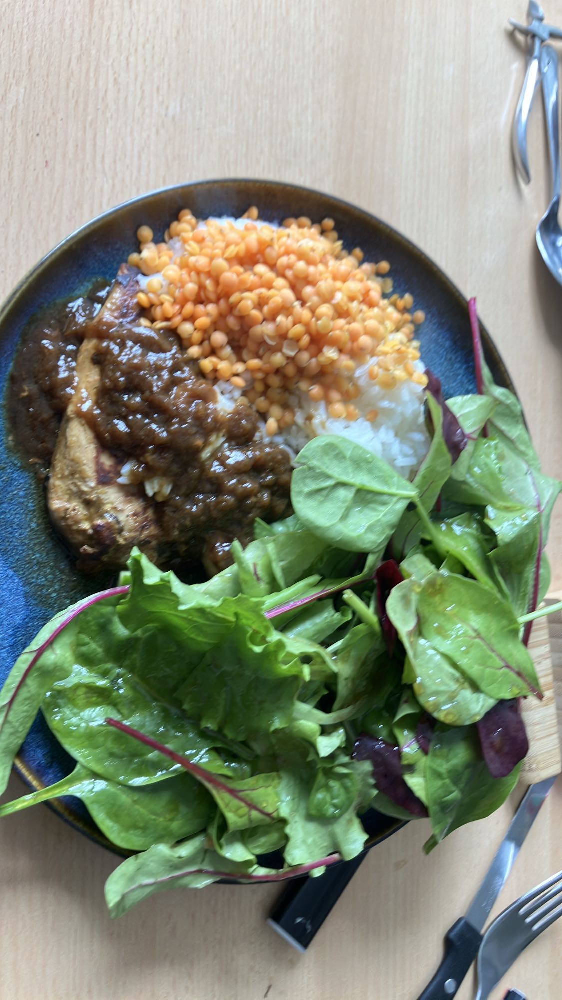 Frango com lentilhas e salada