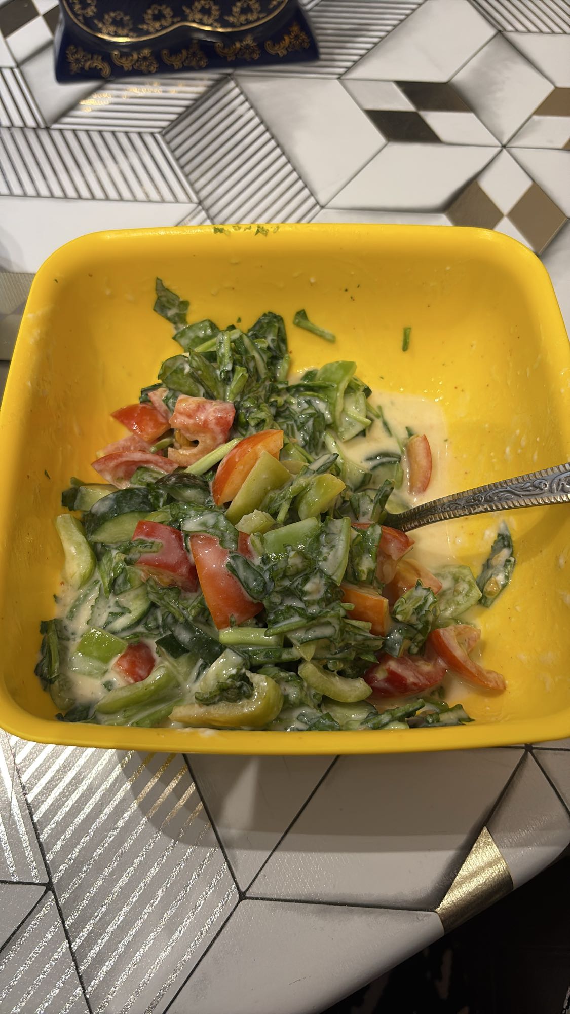 Tərəvəz salatı qatıqla