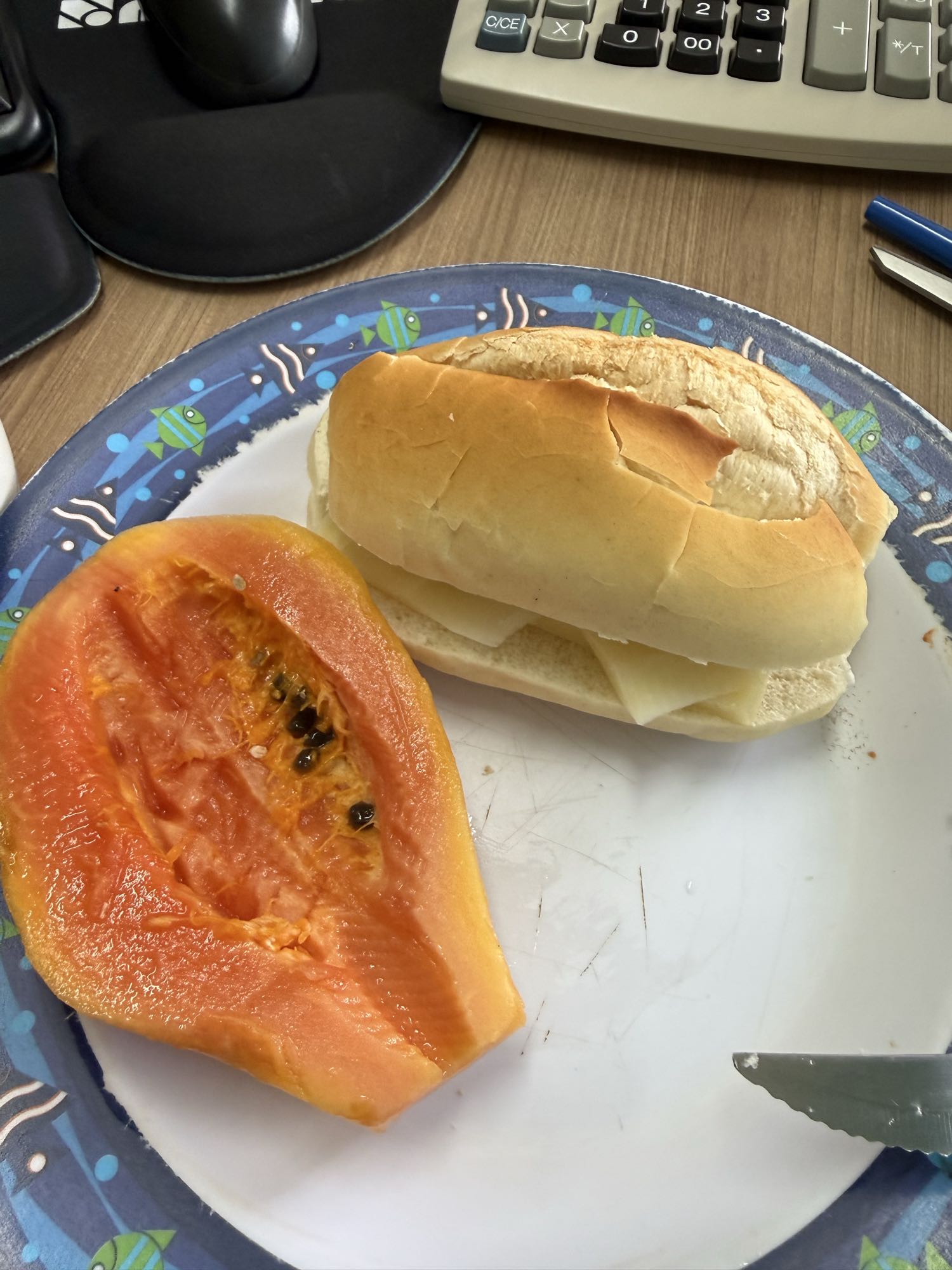 Pão com queijo e mamão