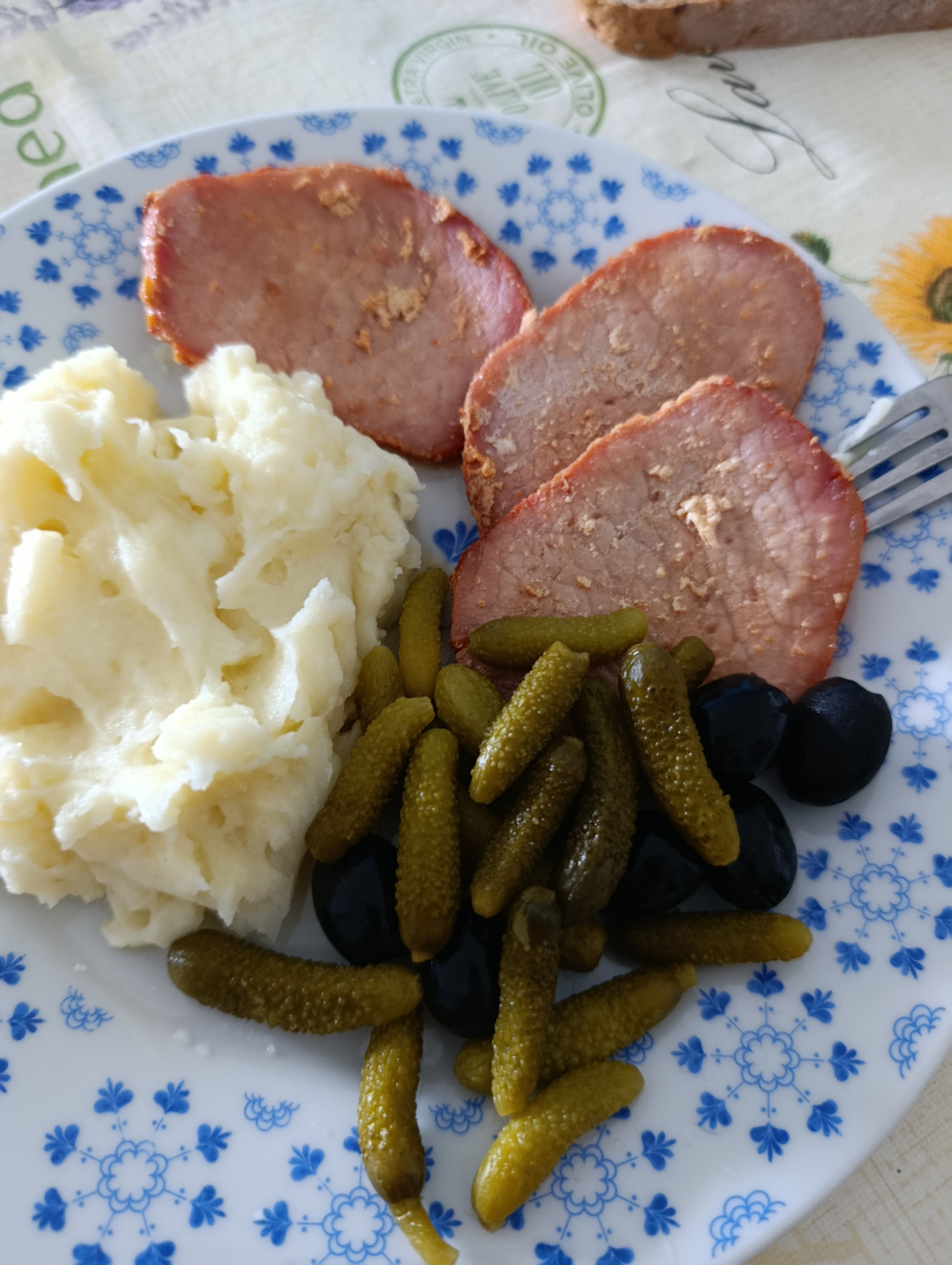 Salchicha, puré y encurtidos