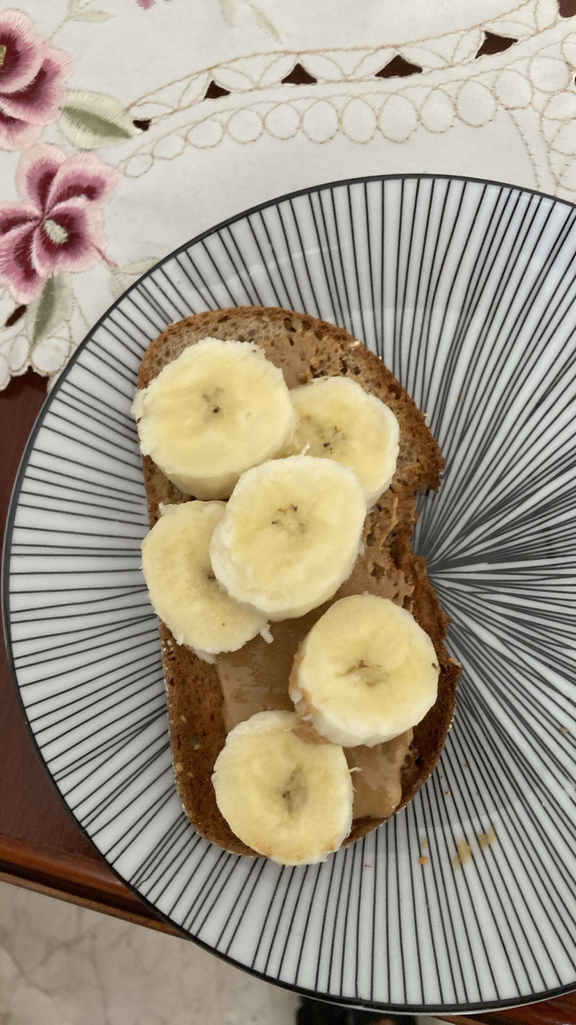 Jordnötssmör och bananmacka