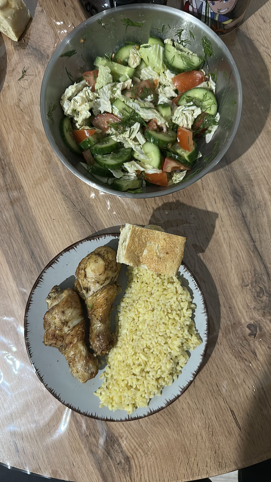 Курица с булгуром и салатом