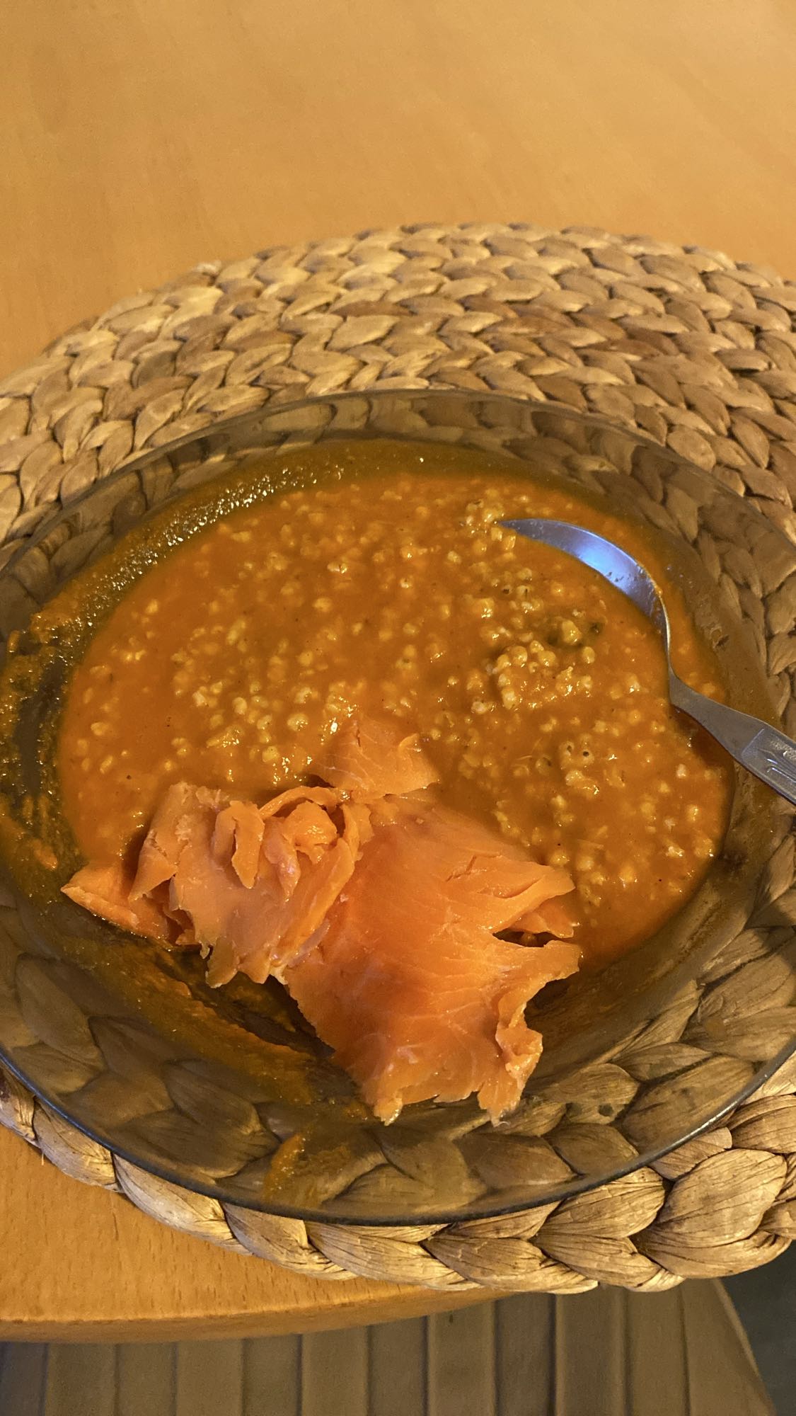 Kasza z łososiem w sosie pomidorowym