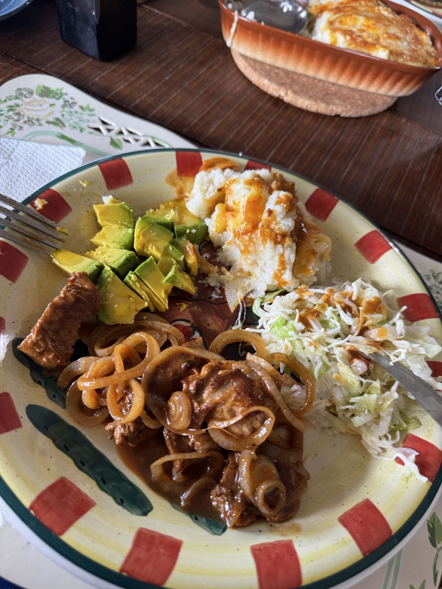 Carne con cebolla y guarniciones