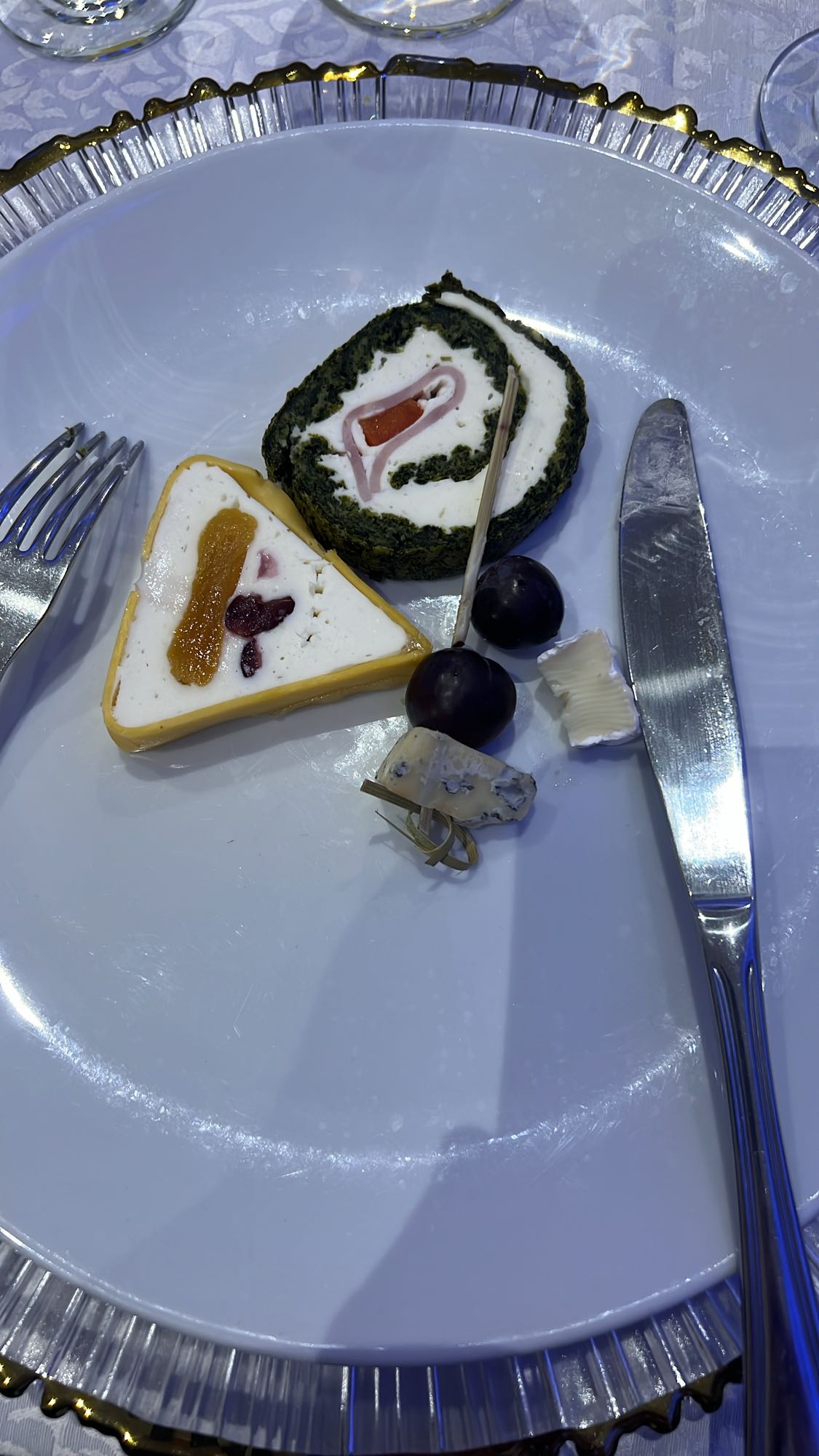 Aperitiv cu brânzeturi și rulade