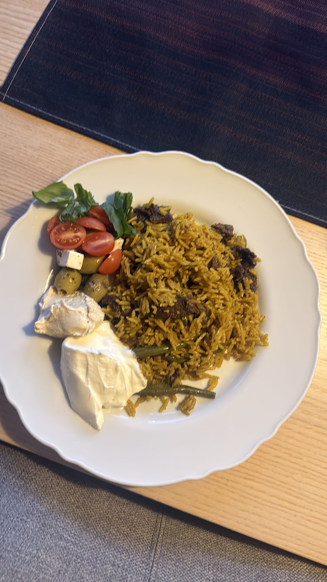 Ris med kött och tillbehör