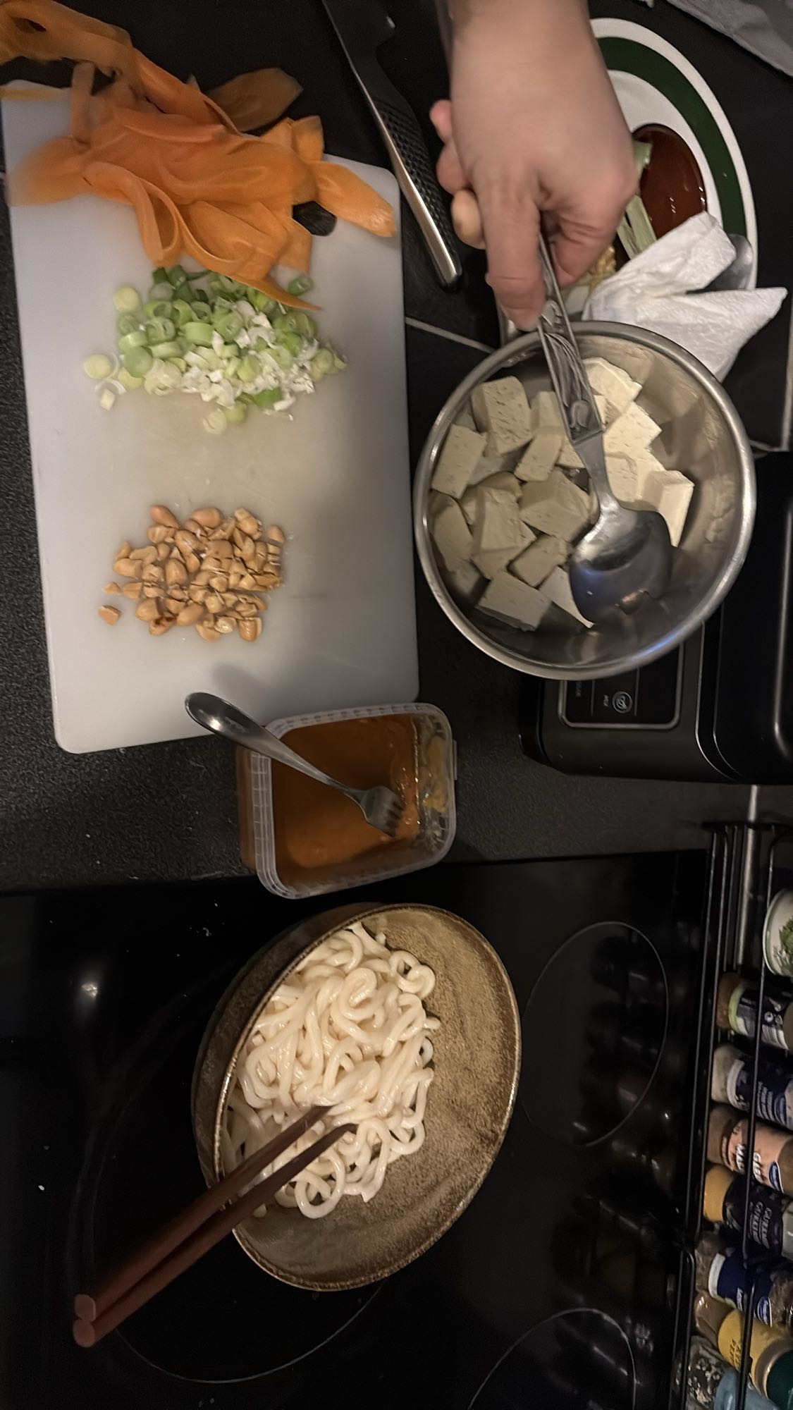 Udon med tofu och jordnötssås