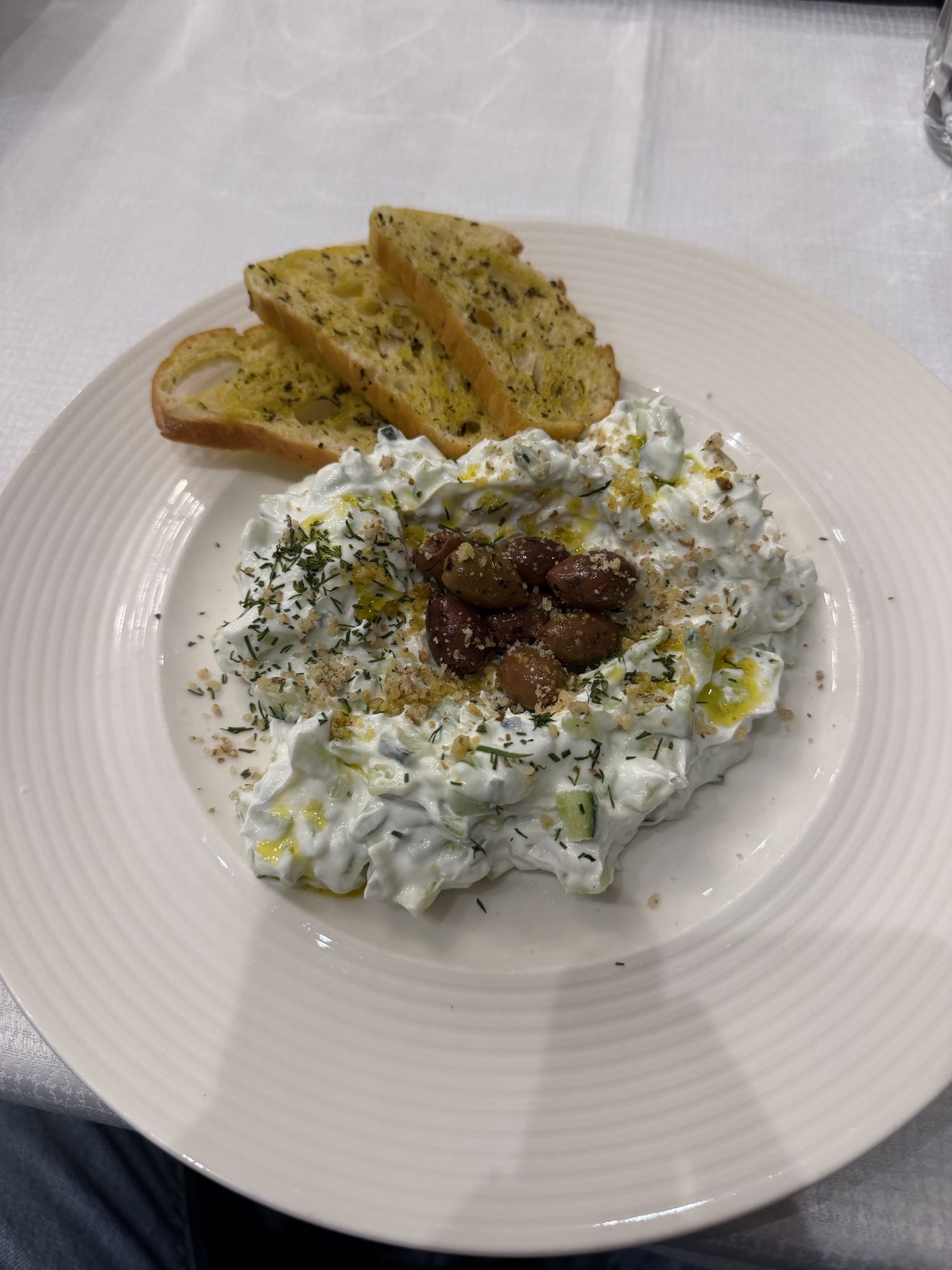 Tzatziki ve sarımsaklı ekmek