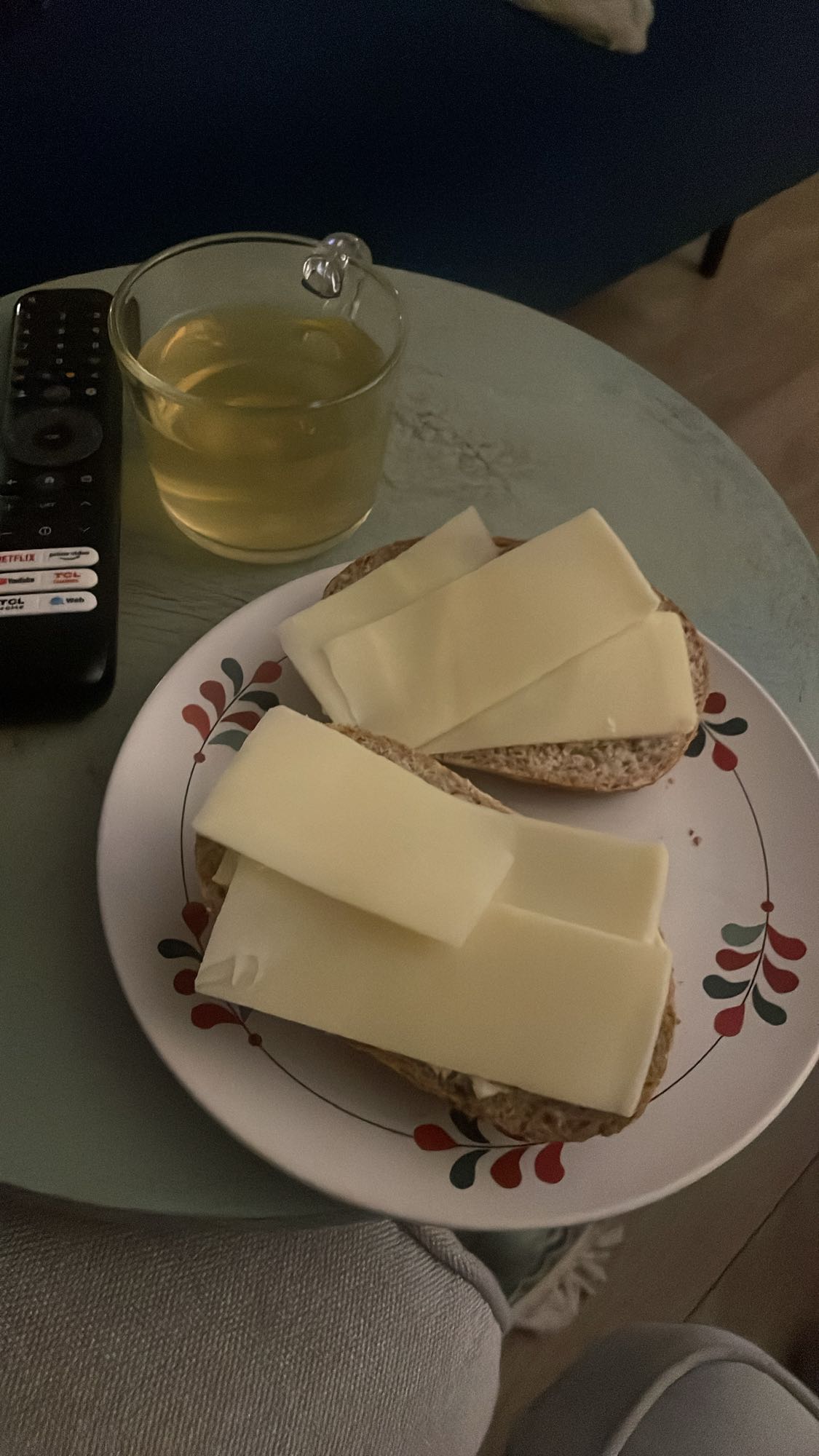 Kanapki z serem i herbata