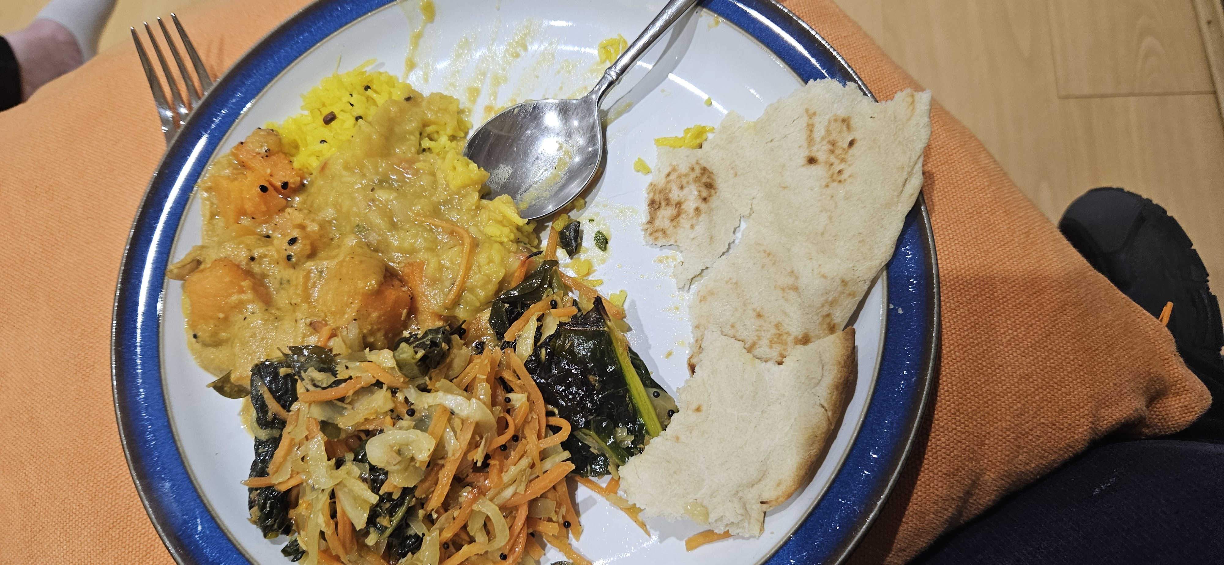 Vegetable curry with rice and bread
