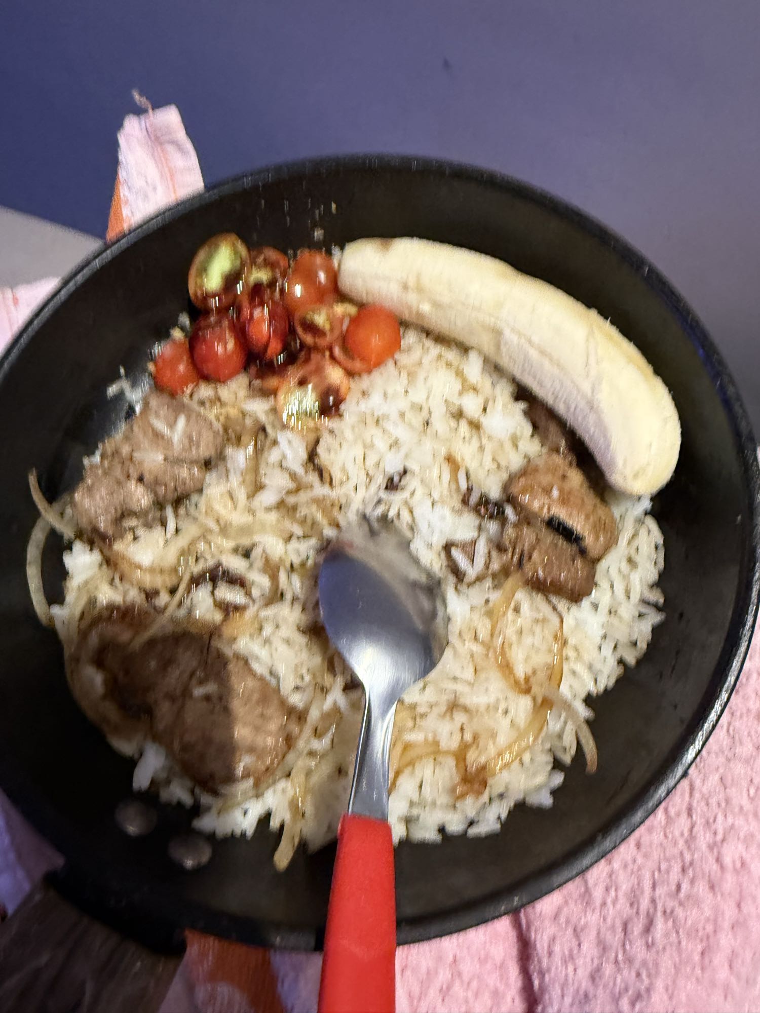 Arroz, carne, banana e frutas