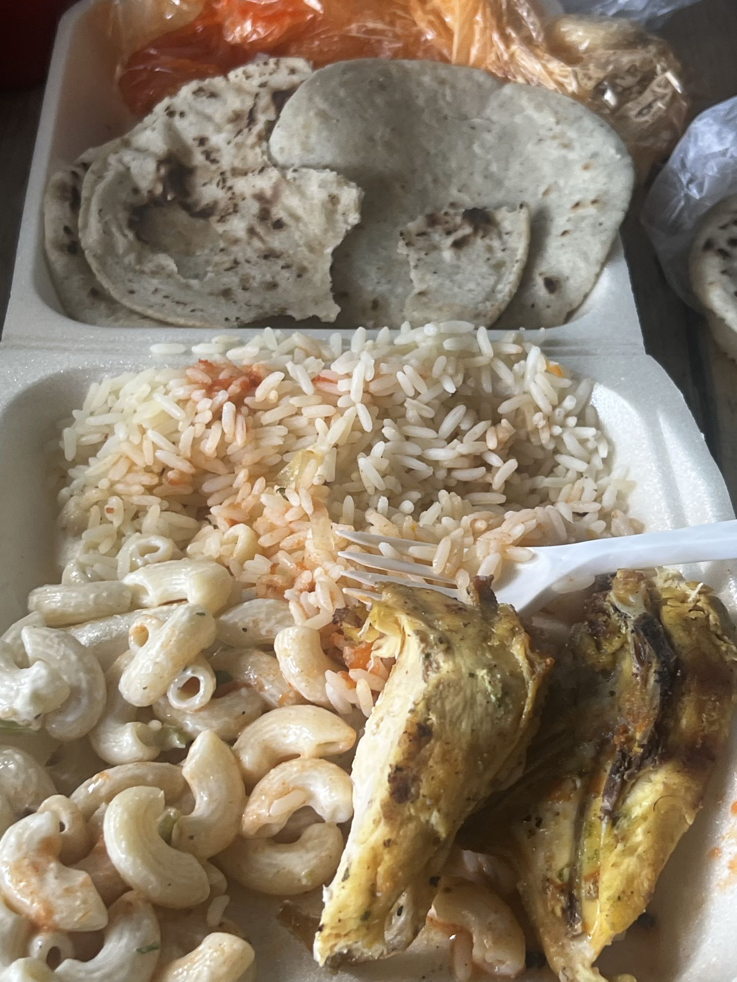 Pollo con arroz, pasta y tortillas