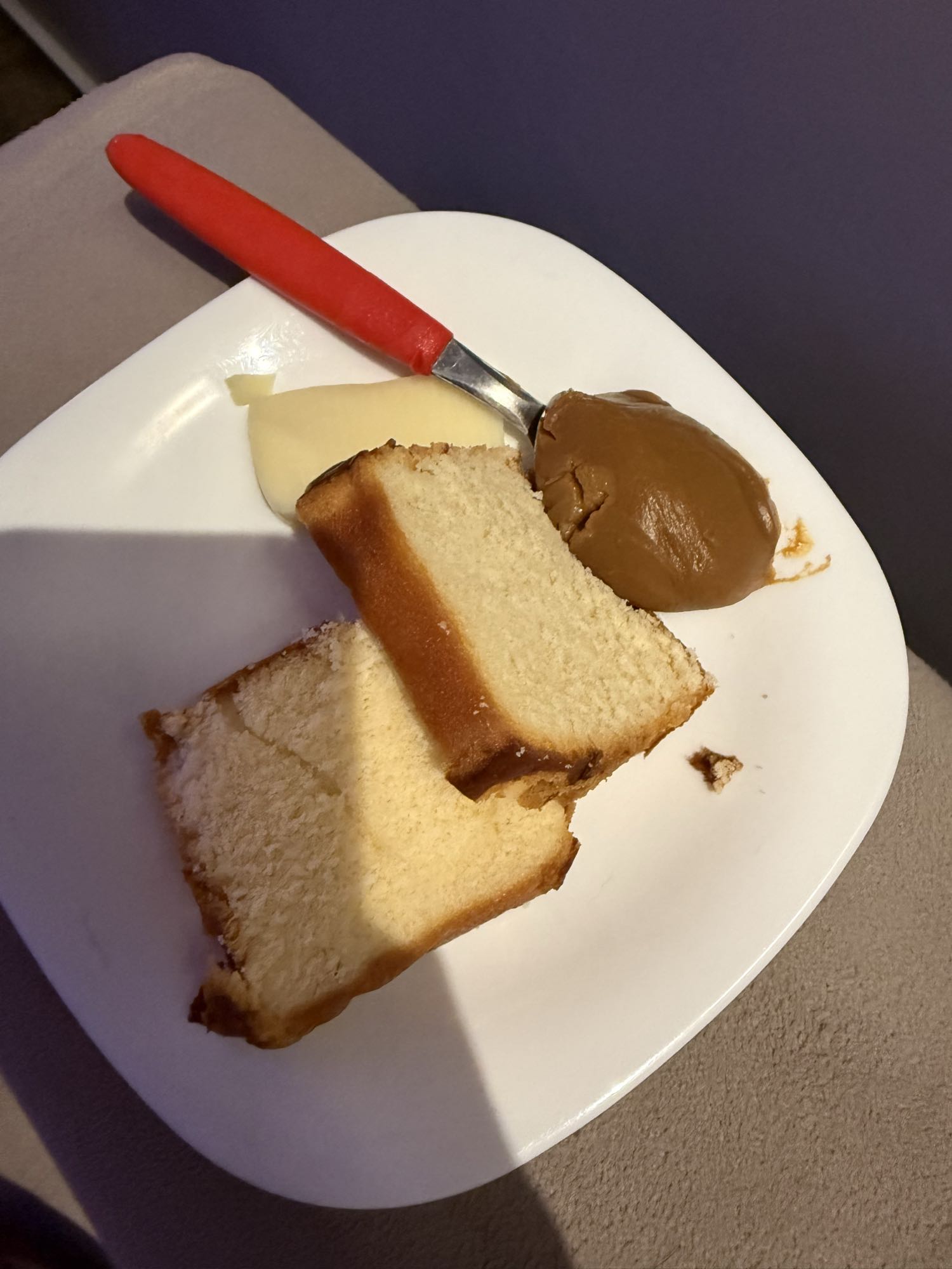 Pão doce com queijo e doce de leite