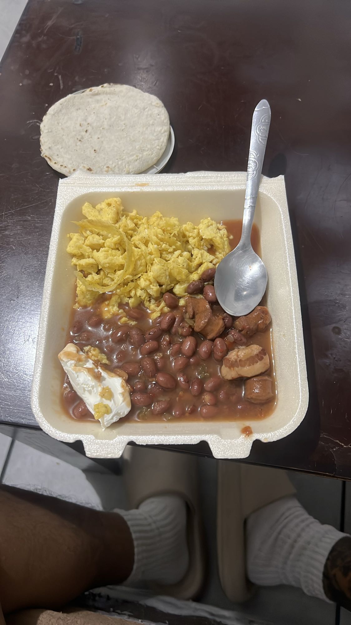 Huevos, frijoles y tortillas