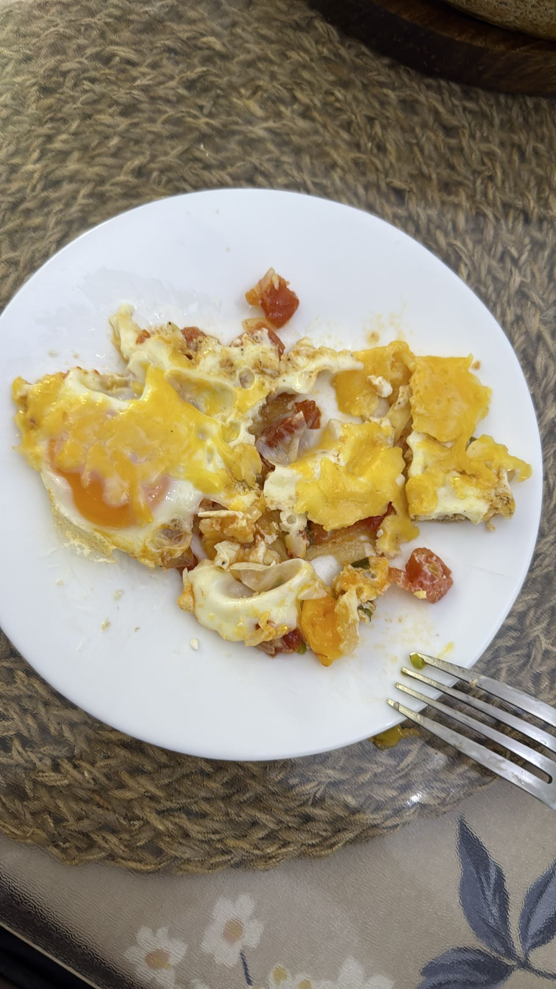 яичница с сыром и помидорами